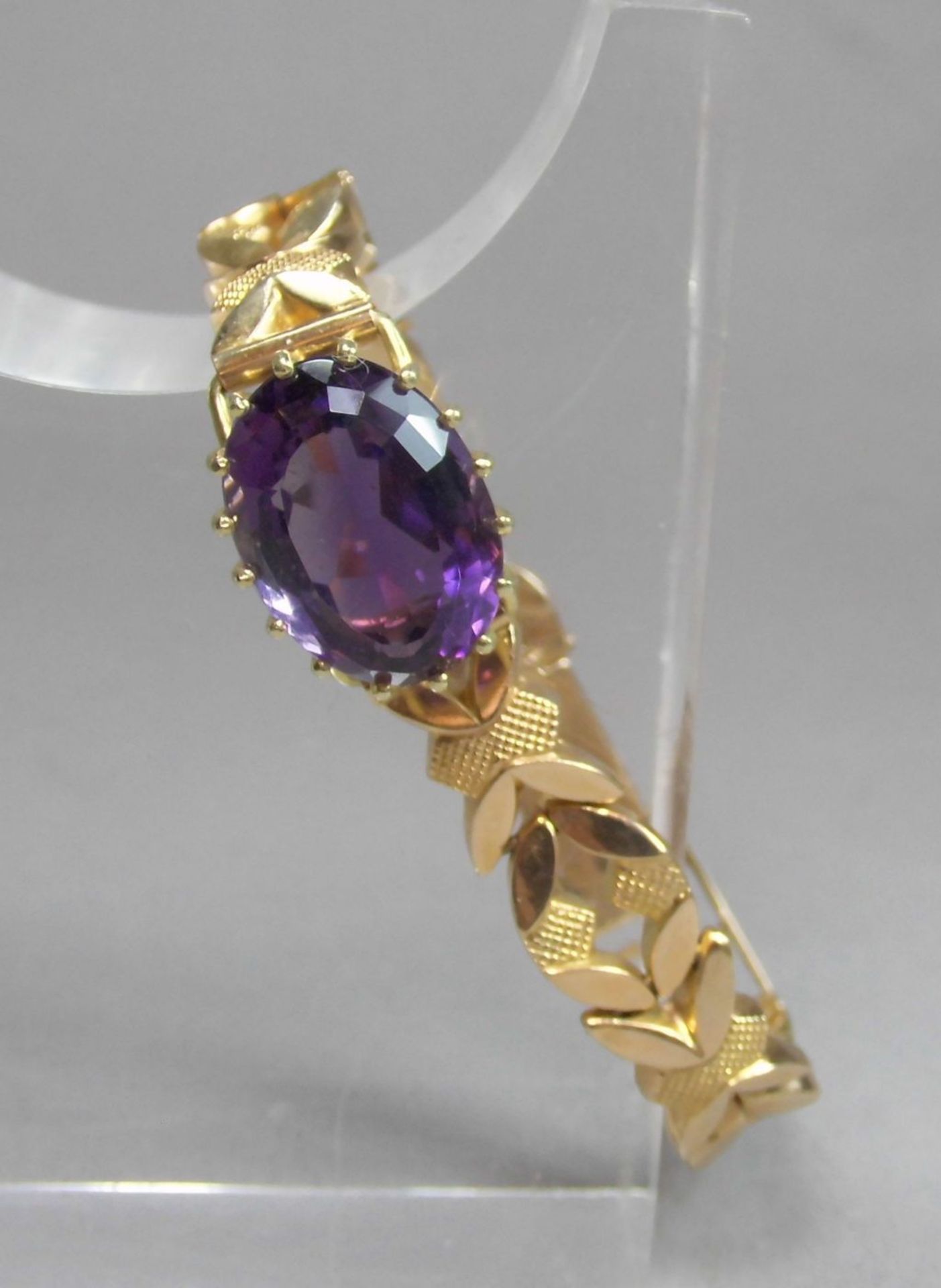 ARMBAND MIT AMETHYSTBESATZ / bracelet, 750er Rotgold (19,3 g), Italien Marke 1944-1966; durchbrochen