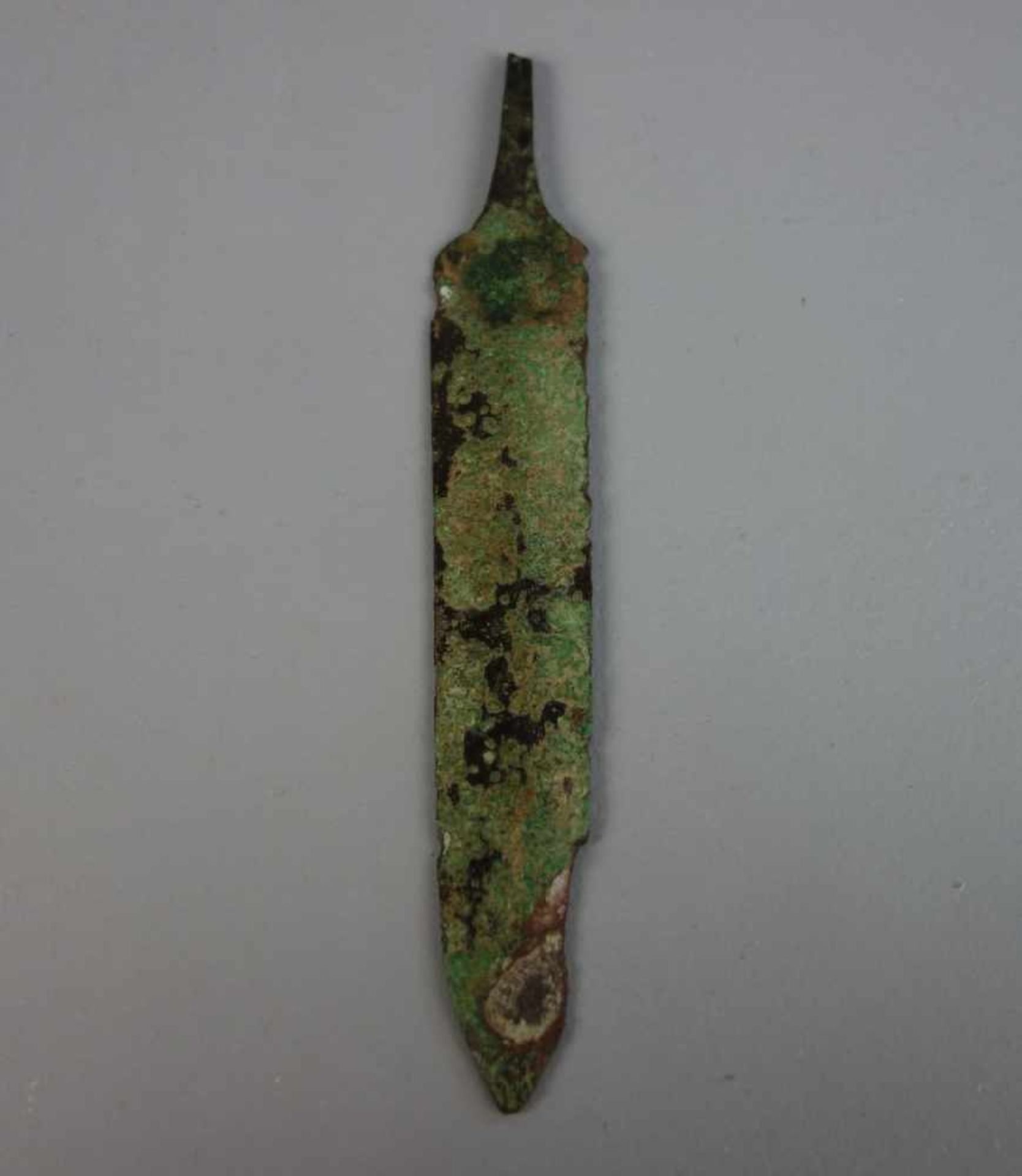 KLINGE EINES CHINESISCHEN DOLCHES / blade of a chinese dagger, Bronze, späte Shang-Dynastie (auch - Bild 2 aus 2