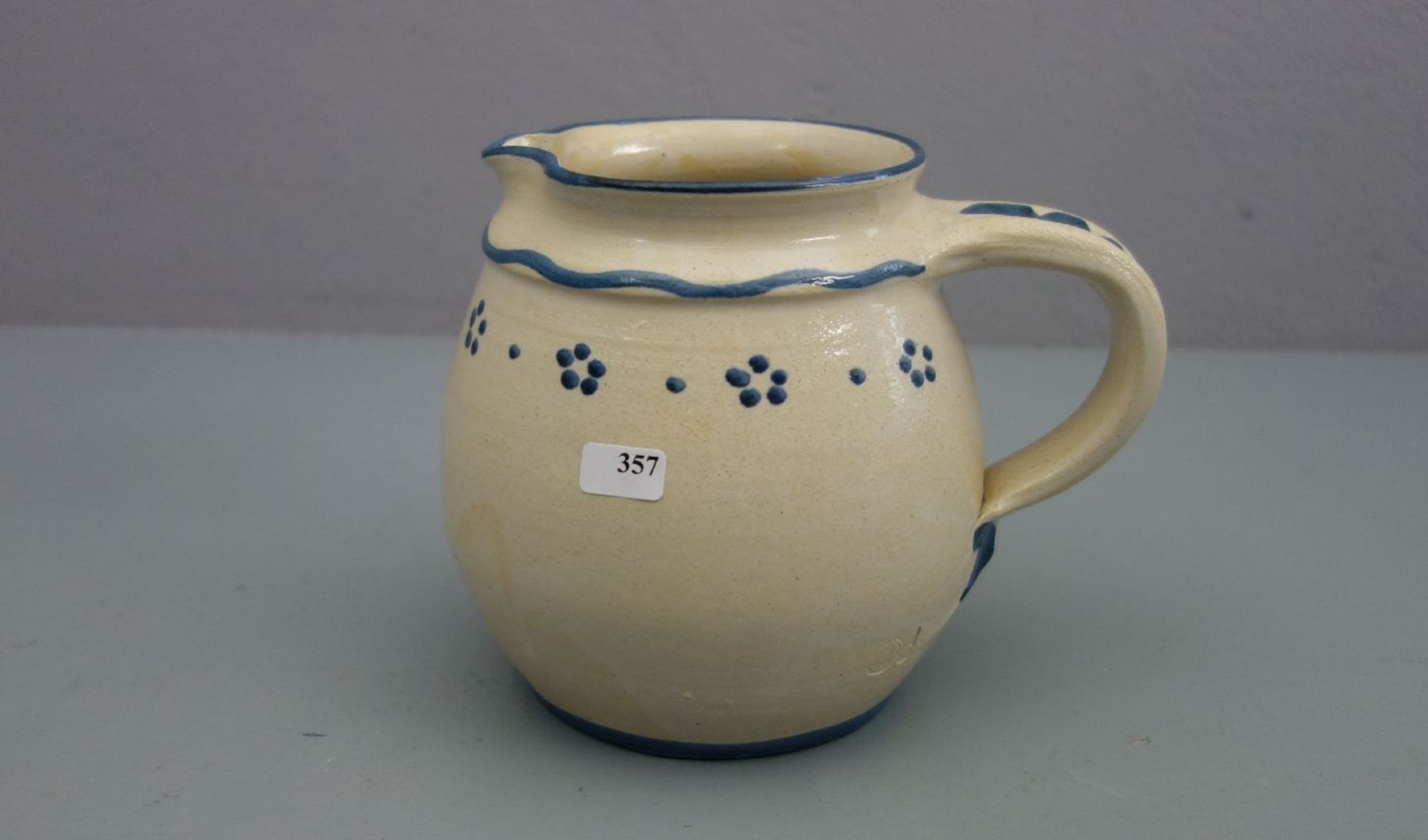 KRUG / ceramic jug, Keramik, heller Scherben, gebauchte Form mit profiliertem Hals, kleinem