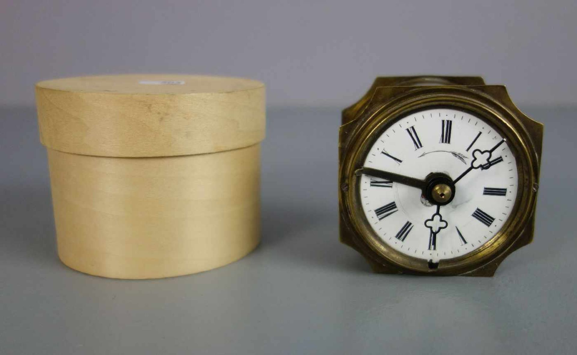 WECKER im Messinggehäuse / alarm clock, um 1900. Zylindrisches Gehäuse aus Messing mit