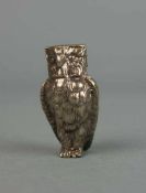 SILBERNE VOLLPLASTISCHE EULE / silver owl figure, 20. Jh., 800er Silber, 28 Gramm. Gemarkt mit