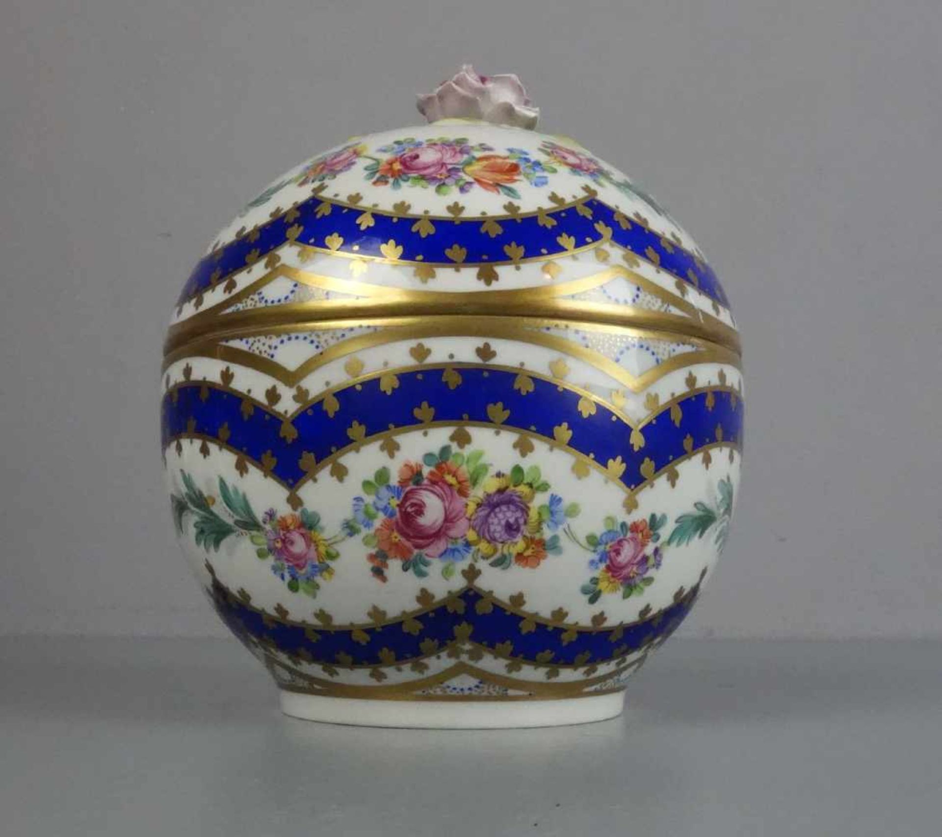 DECKELDOSE / KONFEKTDOSE / BONBONIÈRE / BISKUITDOSE, Porzellan / porcelain box, Sächsische - Bild 4 aus 5