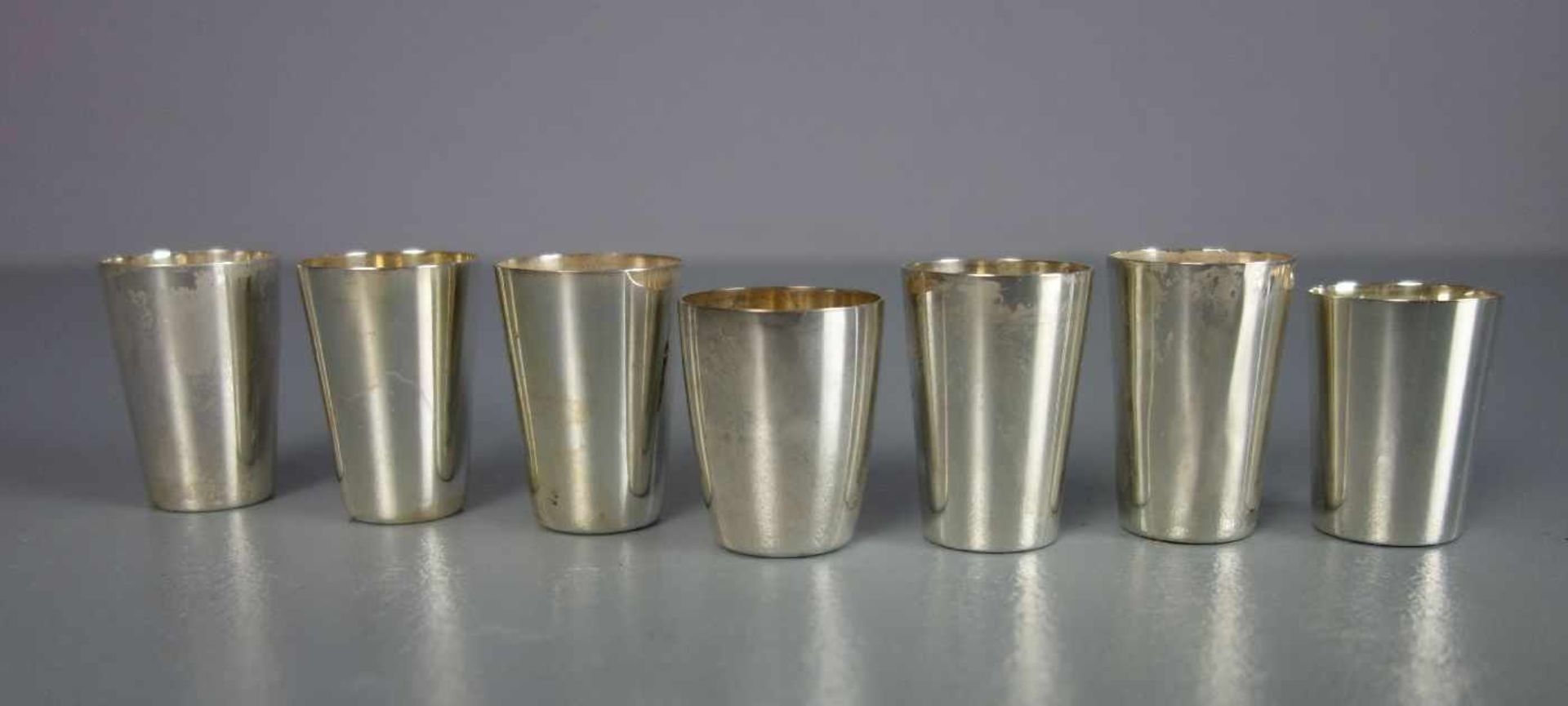 7 ANDENKENBECHER / SCHNAPSPINNCHEN / KLEINE SAMMELBECHER / silver shot glasses, 20. Jh., 2 x - Image 3 of 4