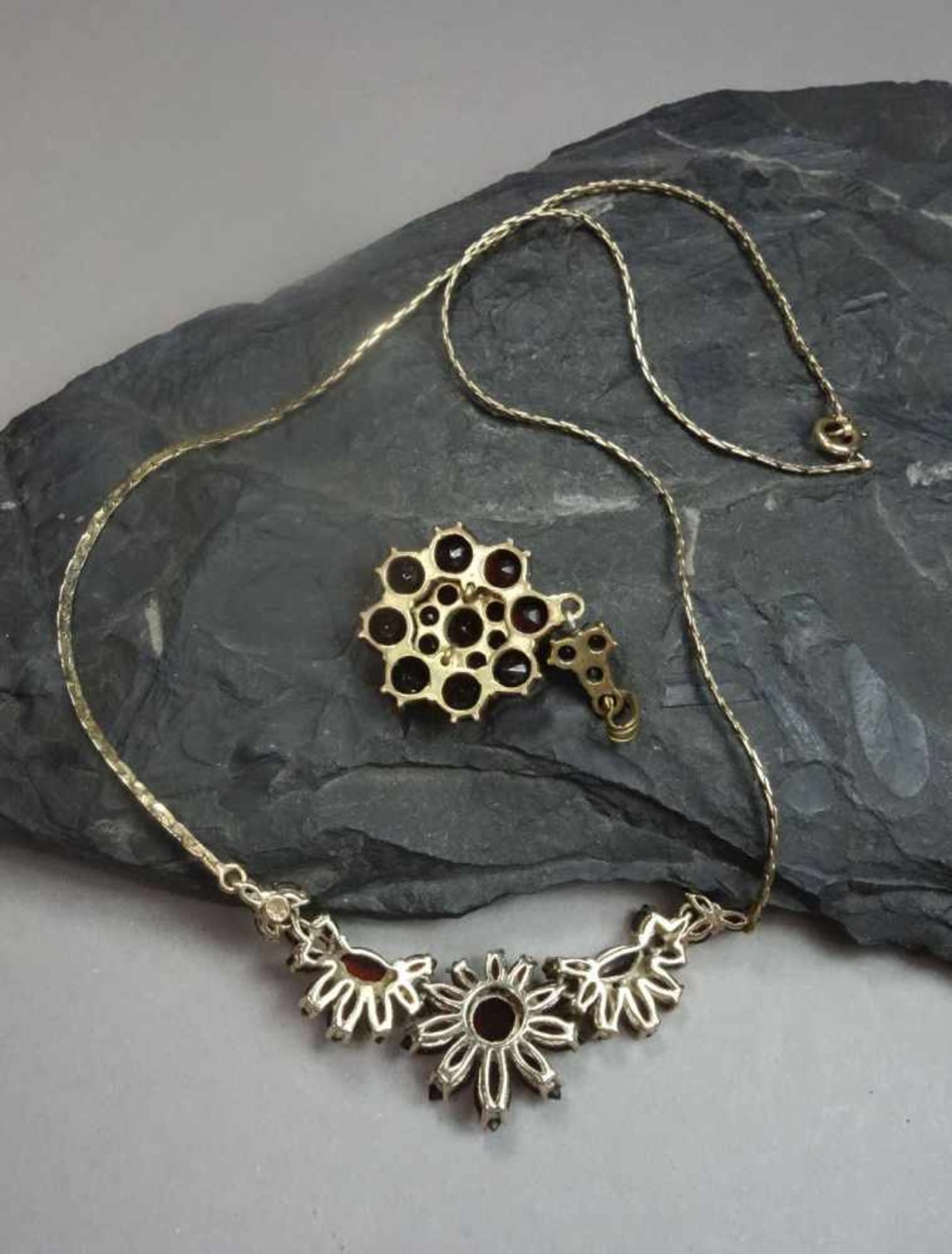 KONVOLUT GRANAT - SCHMUCK: COLLIER und ANHÄNGER / collier and pendant, Collier aus 333er Gelbgold ( - Bild 2 aus 2