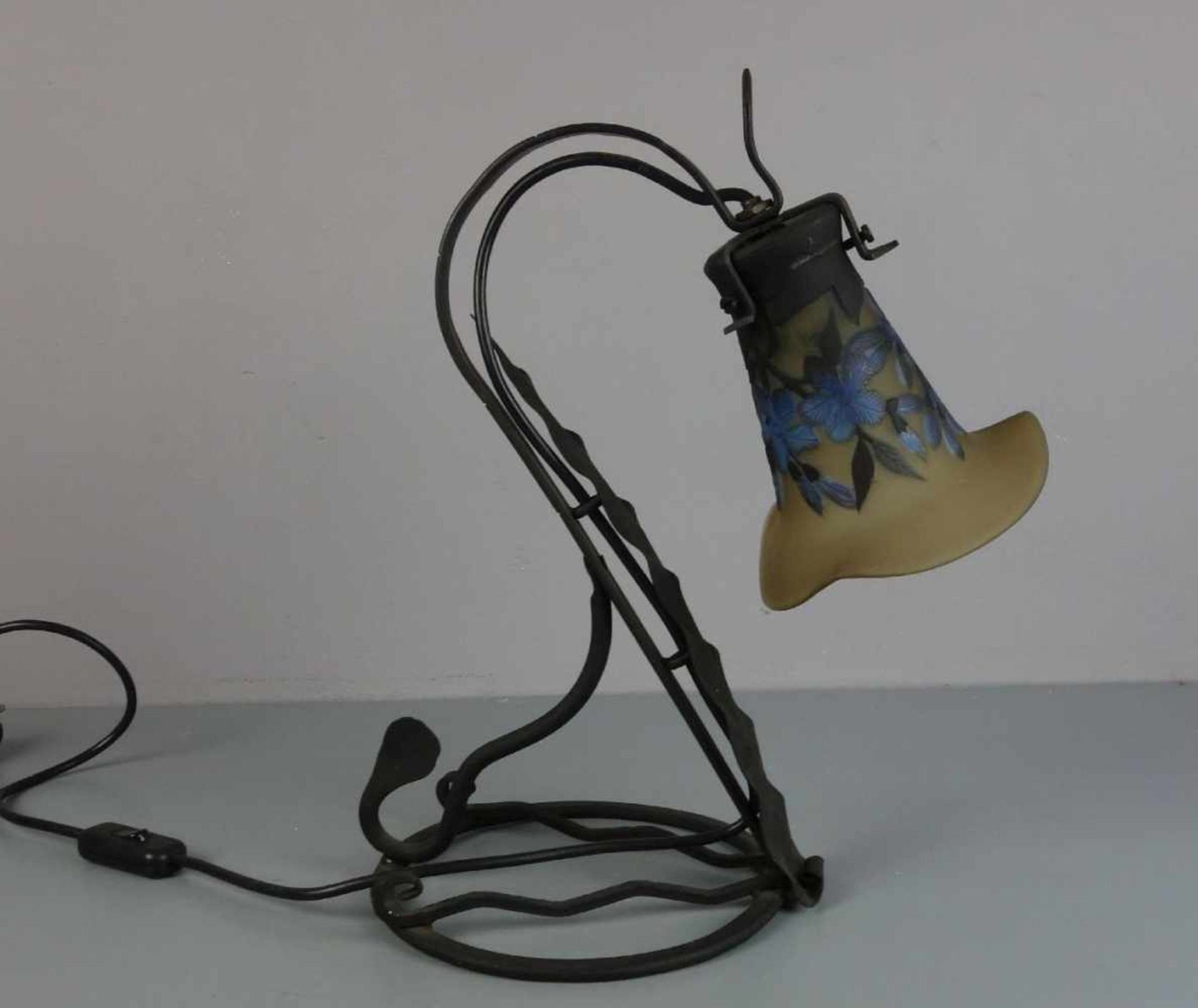 LAMPE / TISCHLAMPE in der Anmutung des Jugendstils, Eisen, einflammige Brennstelle, Glaskuppel, 2. - Bild 4 aus 4