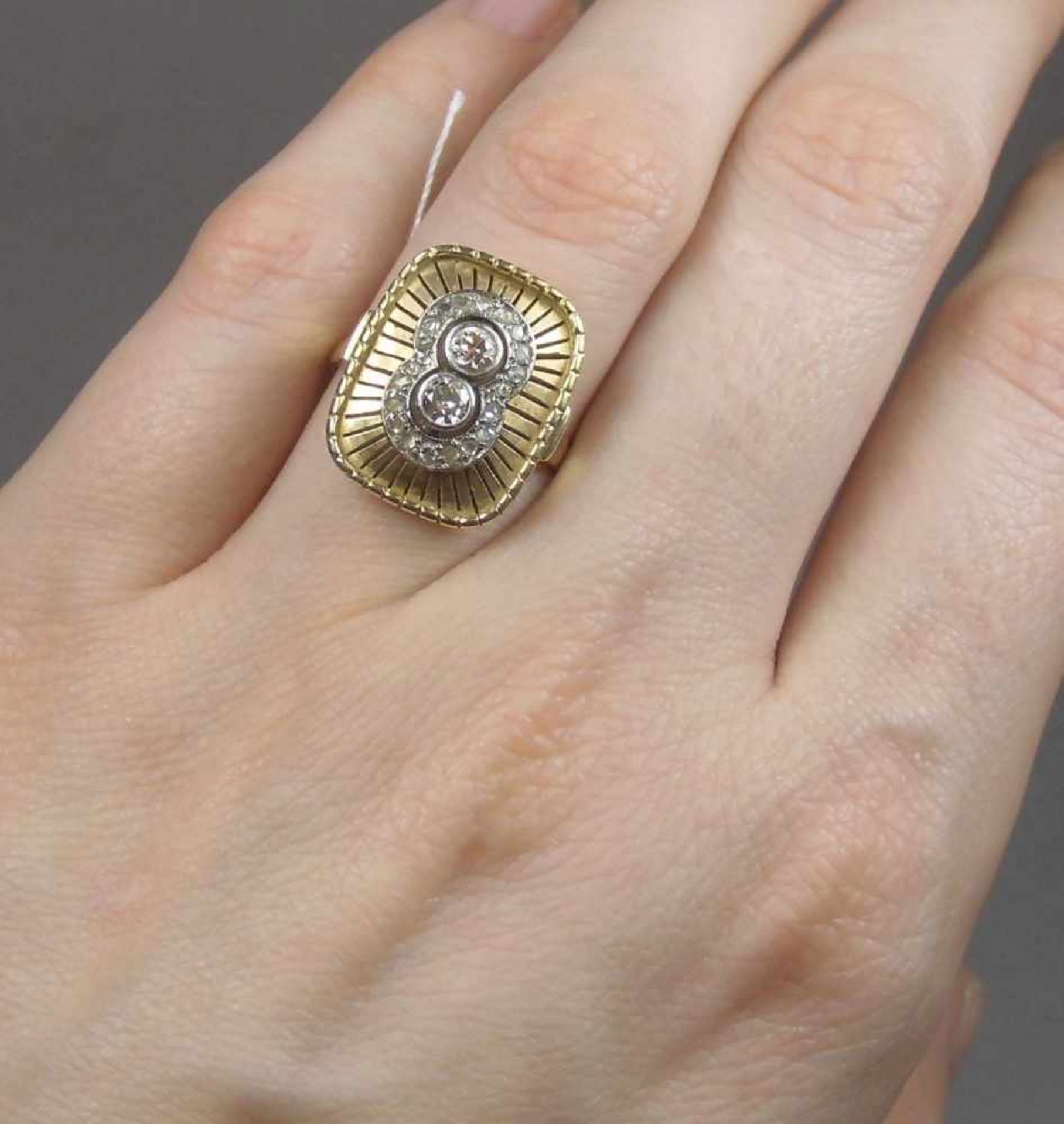 ART DÉCO - RING, 585er Gelbgold (4,2 g), besetzt mit zwei Brillanten von je 0,1 kt. Und umgeben - Bild 5 aus 5