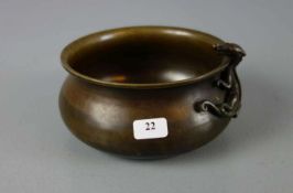 BRONZE - SCHALE mit plastischer Echse / bronze bowl with a lizard. Rundstand, gebauchte Wandung