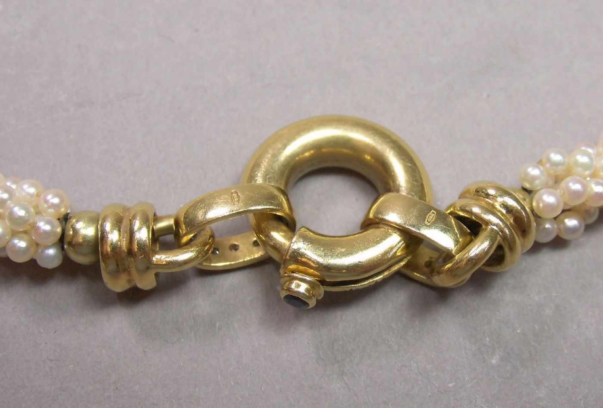 SAATPERLEN - COLLIER, 6 Stränge mit 750er Gelbgold-Verschluss mit Brillantbesatz und einem Saphir am - Bild 5 aus 5