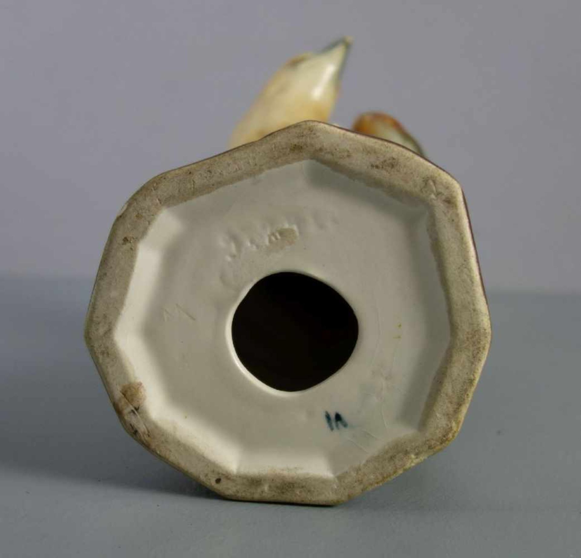 PORZELLANFIGUR / porcelain figure: "Raubvogel / Greifvogel", Weichporzellan, unter dem Stand - Bild 5 aus 5