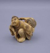 NETSUKE "FISCHER MIT FANG", Japan, Bein, vollplastisch geschnitzt, am Rocksaum des Fischers