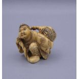 NETSUKE "FISCHER MIT FANG", Japan, Bein, vollplastisch geschnitzt, am Rocksaum des Fischers