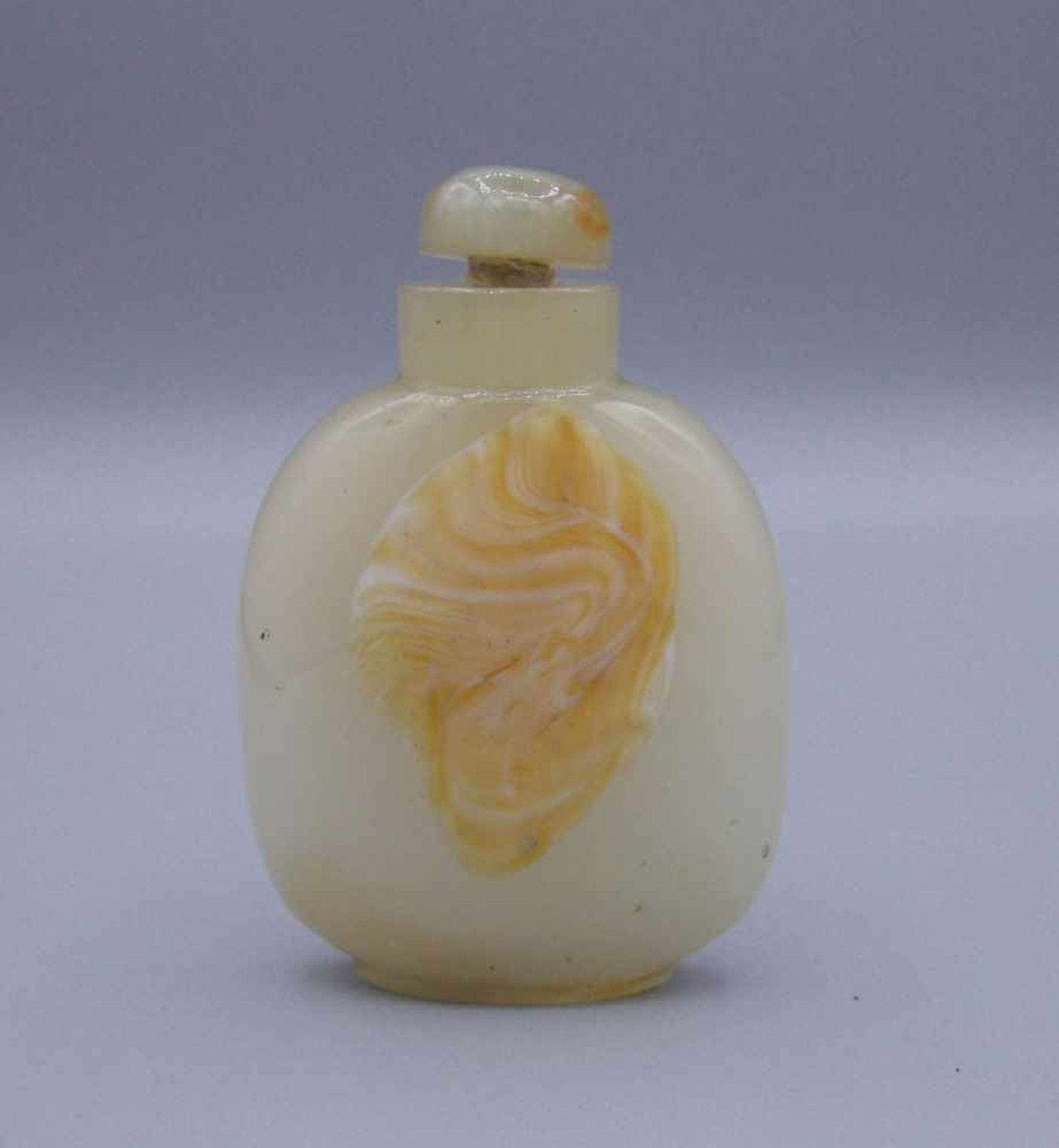 SNUFF-BOTTLE / SCHNUPFTABAK-BEHÄLTER / TABAK-GEFÄSS, China, Stein (wohl Achat). Ovale Form mit