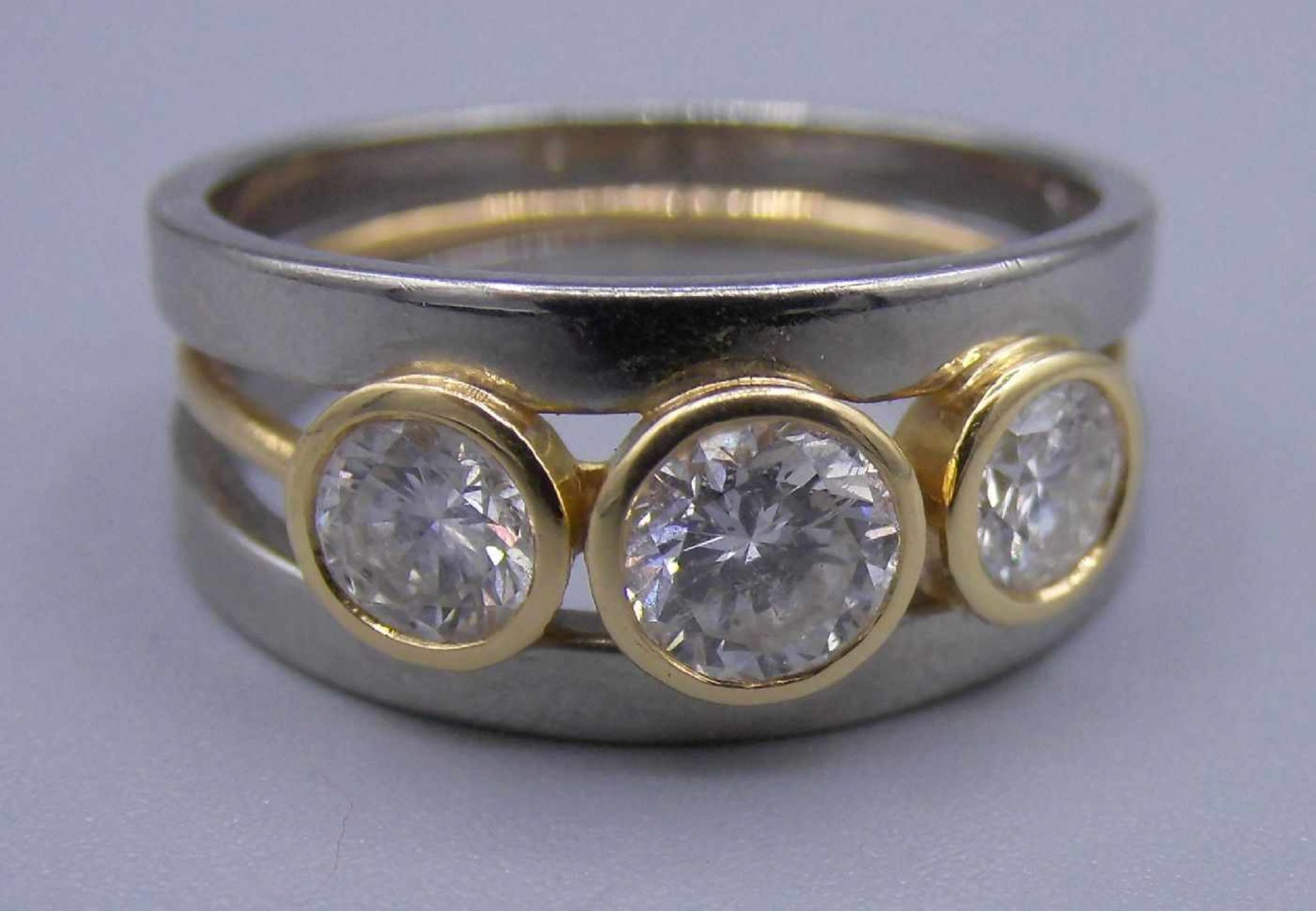 MODERNER RING, besetzt mit 3 Brillanten von 0,5 ct. und zweimal 0,25 ct. in 750er Weissgoldfassung - Bild 4 aus 5