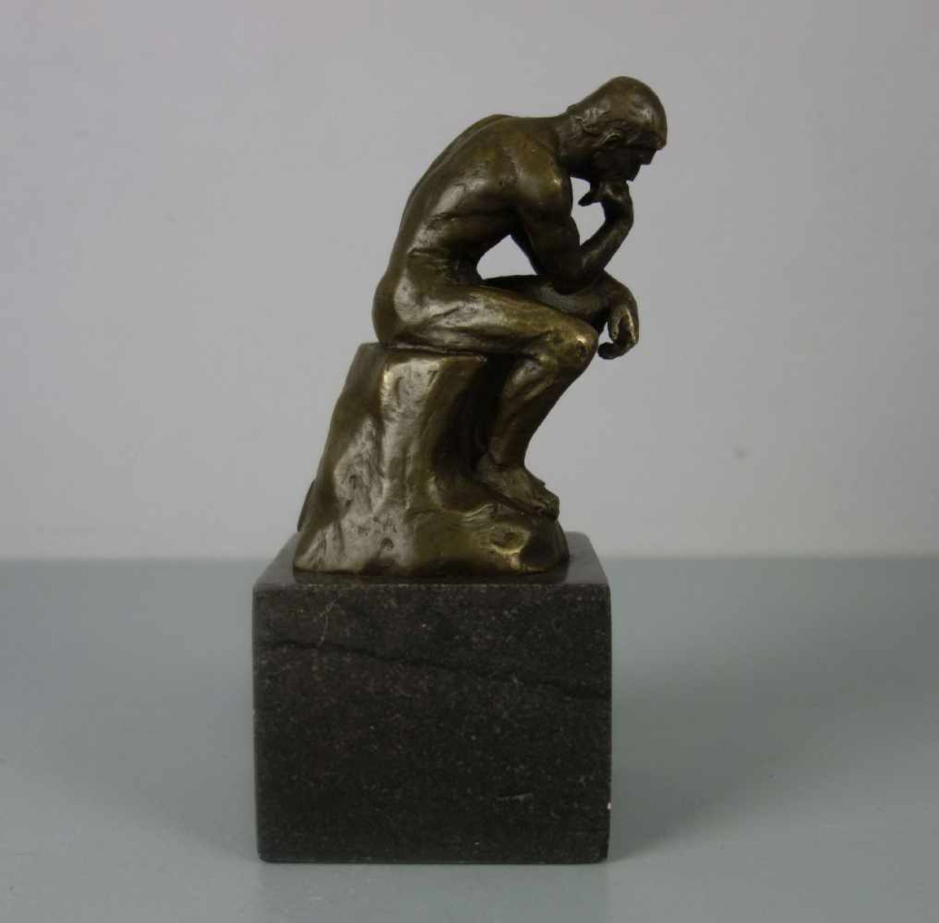 nach AUGUSTE RODIN (Paris 1840-1917 Meudon), Skulptur / sculpture: "Der Denker", Bronze, hellbraun - Bild 3 aus 5
