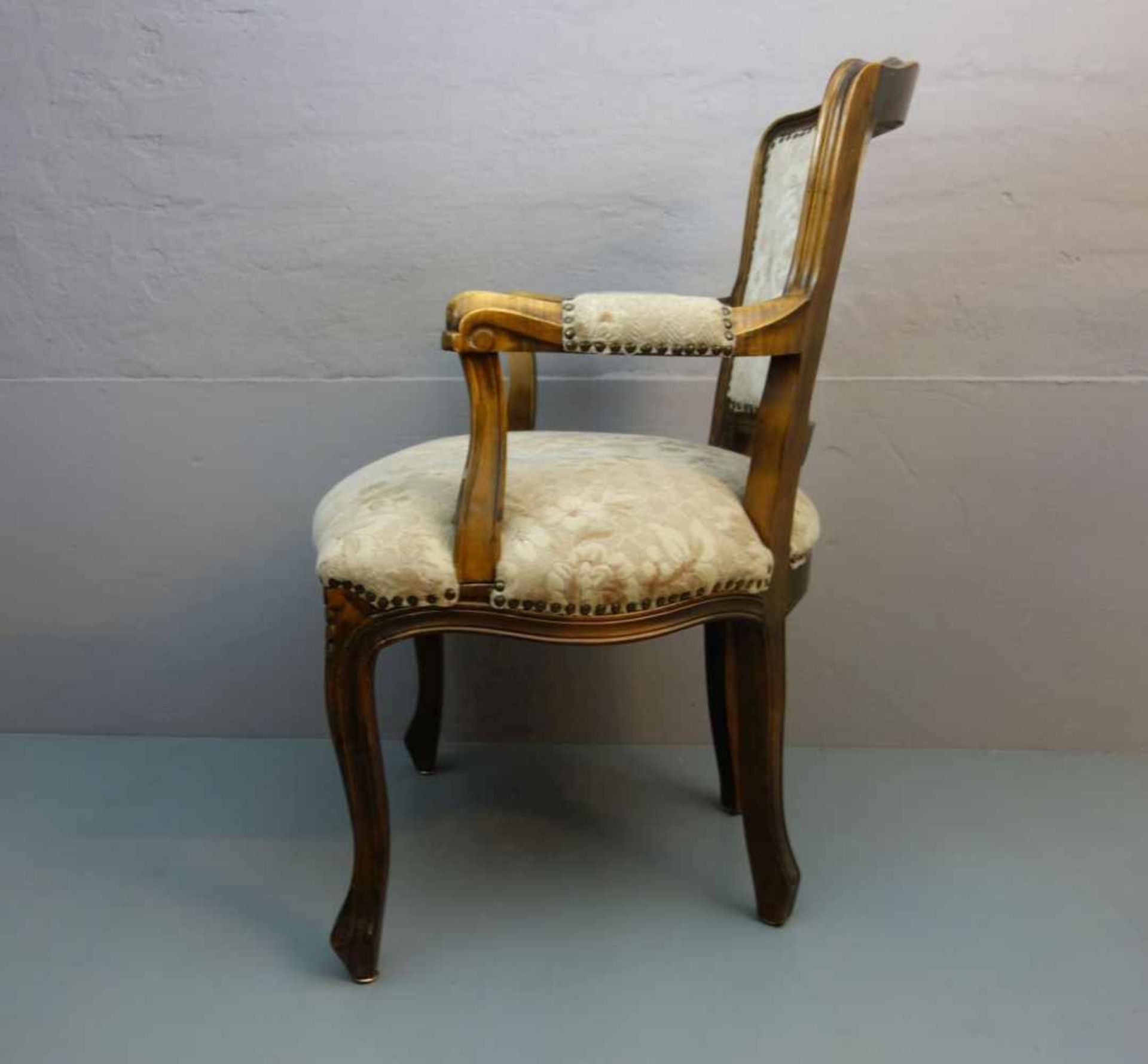 LOUIS PHILIPPE - ARMLEHNSESSEL / armchair, Nussbaum, Mitte 20. Jh.; geschweifter trapezförmiger Sitz - Bild 2 aus 4