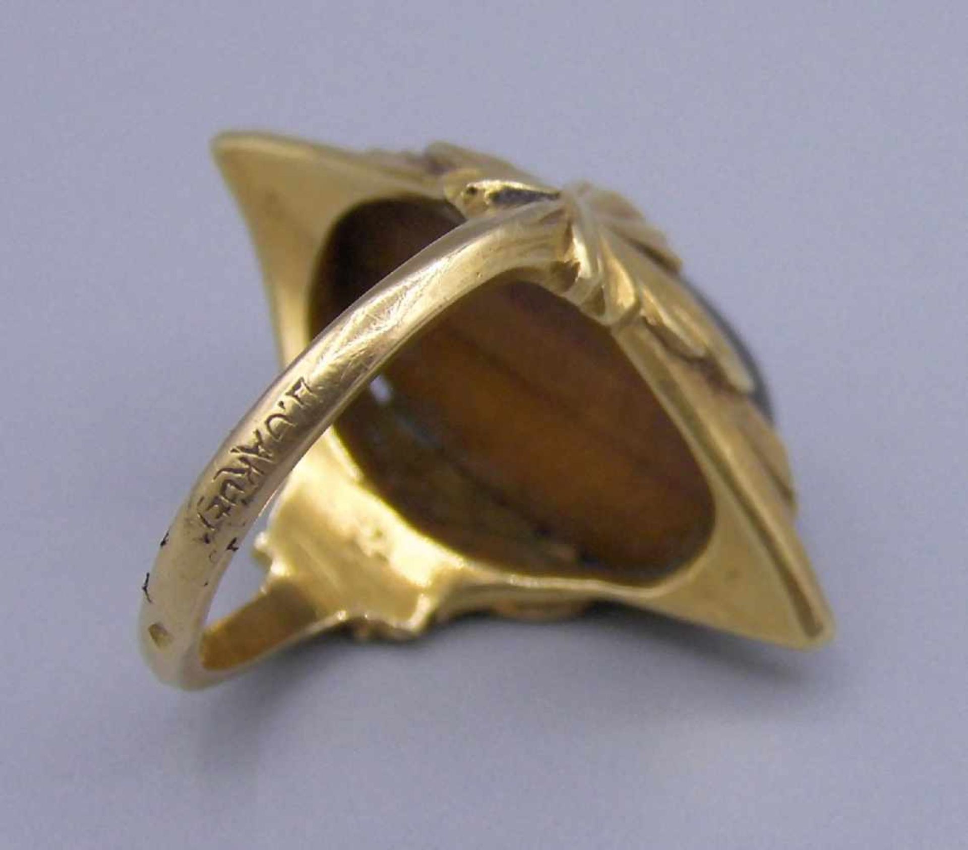 RING MIT TIGERAUGE in 750er Gelbgoldfassung (mit Säure getestet, 8,4 g). Ringkopfmaße 2,7 x 1,5 - Bild 3 aus 4