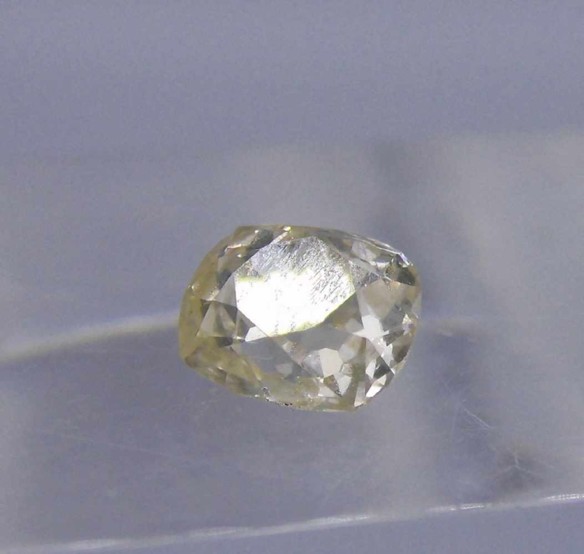 BRILLANT VON 0,75 ct., oval bis kissenförmig geschliffen, Piquet. L. 7 x B. 5,5 x T. 4 mm.