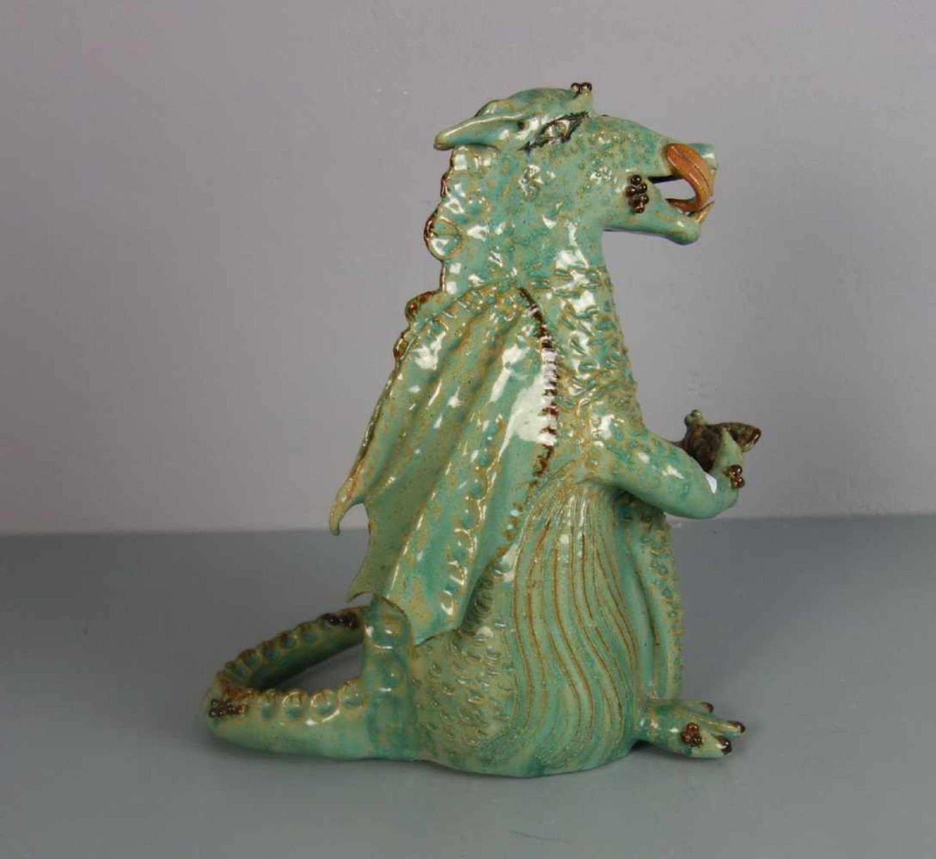 KERAMIK - SKULPTUR: "Drache" / ceramics: "dragon", Keramik, heller Scherben, grün, braun und rot - Bild 3 aus 5