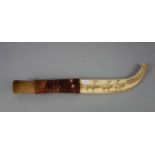 JAGDLICHES MESSER in archaischer Anmutung, Finnland, 19./20. Jh.; gebogte Bein - Scheide