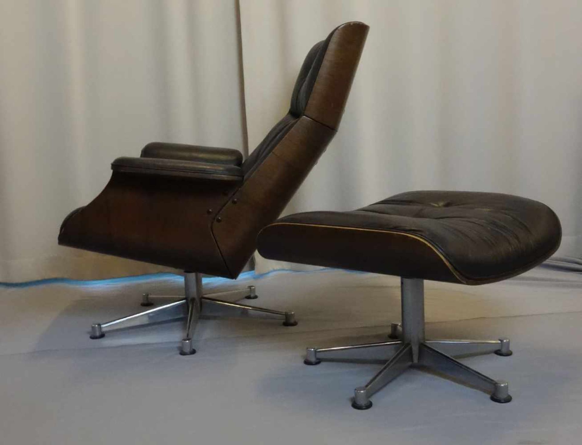 LOUNGE CHAIR UND OTTOMAN, ungemarkt, Ausführung um 1970. Replica nach dem Entwurf von CHARLES UND - Image 4 of 9