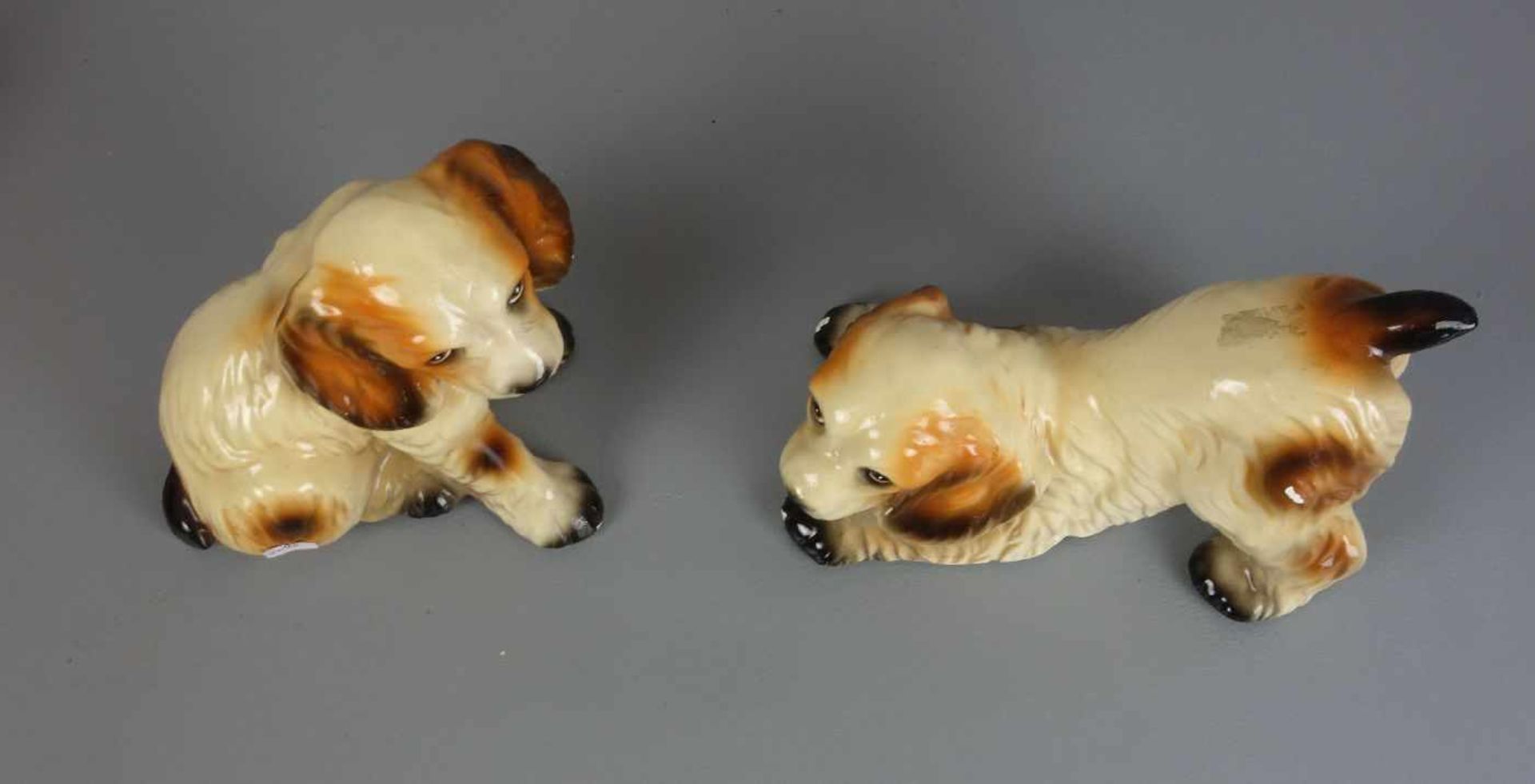 PAAR KERAMIKFIGUREN "HUNDE" / ZWEI HUNDEFIGUREN / two ceramic dogs, Keramik, 20. Jh., ungemarkt, - Bild 2 aus 4