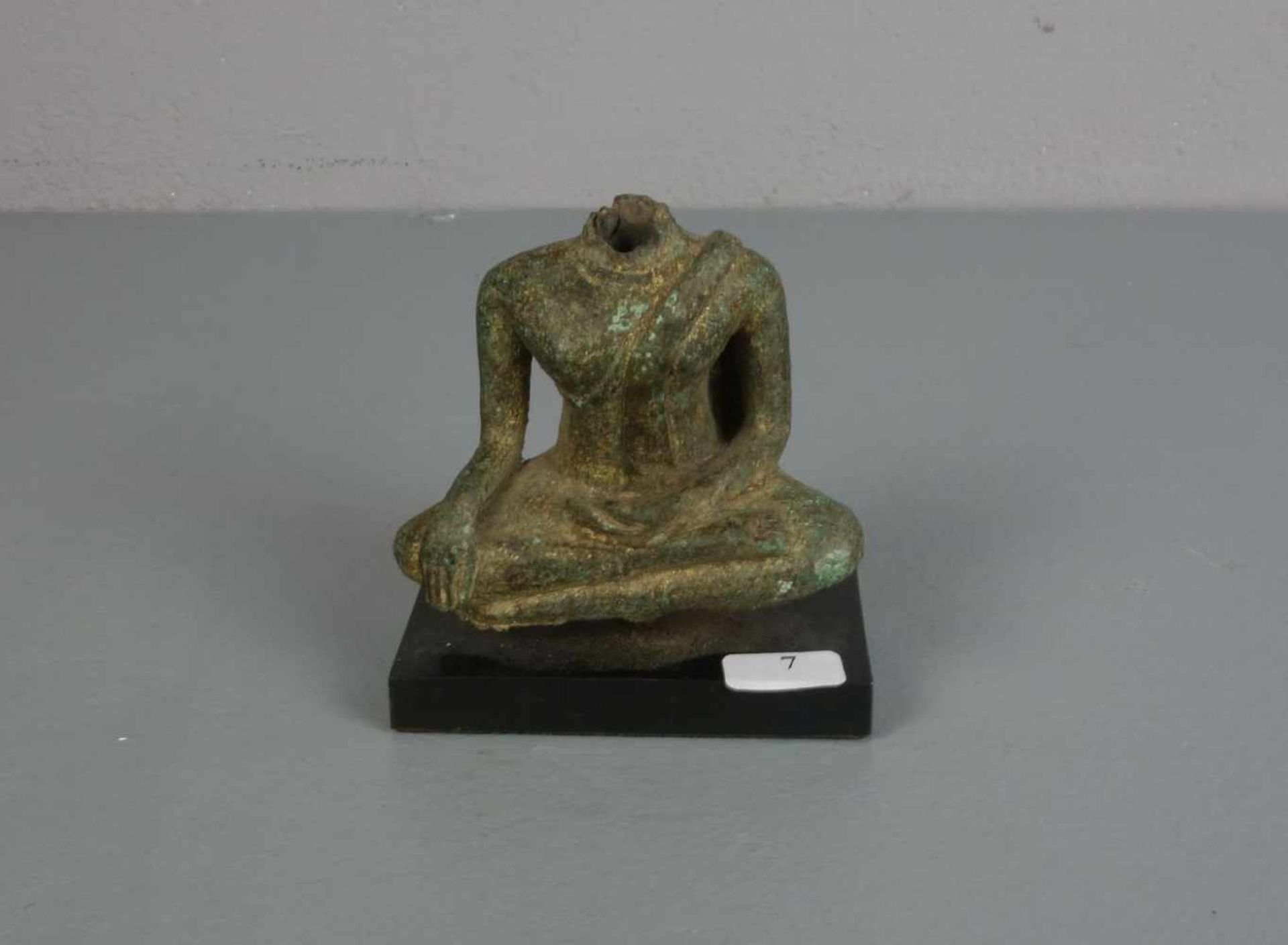 SKULPTUR: "Buddha" / Torso, Bronze, grün patiniert mit Vergoldungsresten, montiert auf Postament,