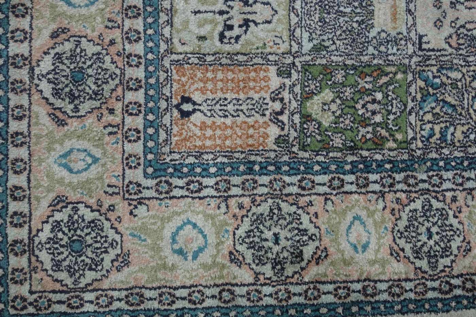 ORIENTTEPPICH / TEPPICH / carpet, Seide und Baumwolle, Indien, 2. Hälfte. 20 Jh.; heller Fond, - Bild 2 aus 3