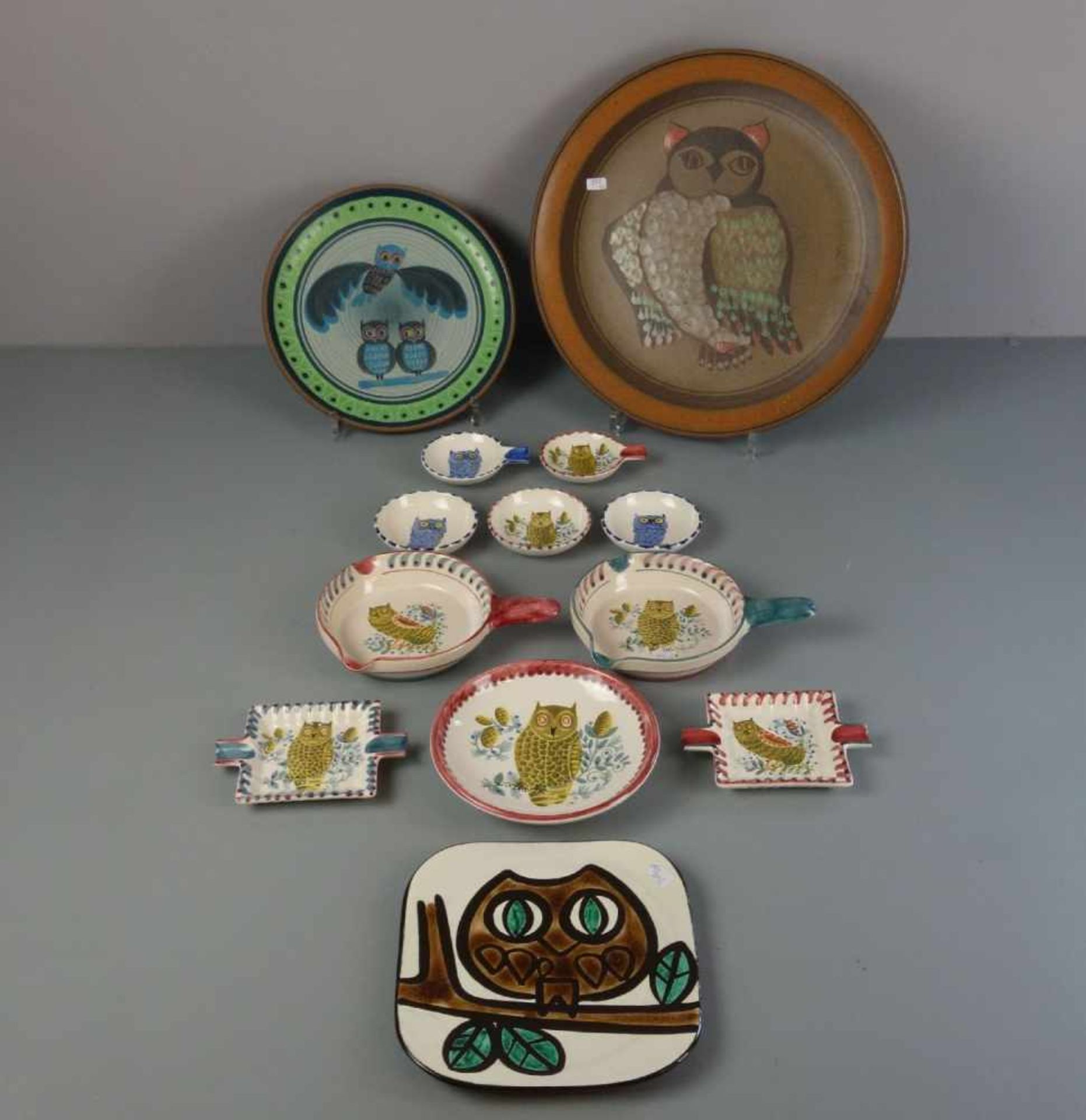 KONVOLUT KERAMIK / SAMMELTELLER MIT EULENDEKOR / ceramic plates, Keramik, farbig gefasst,