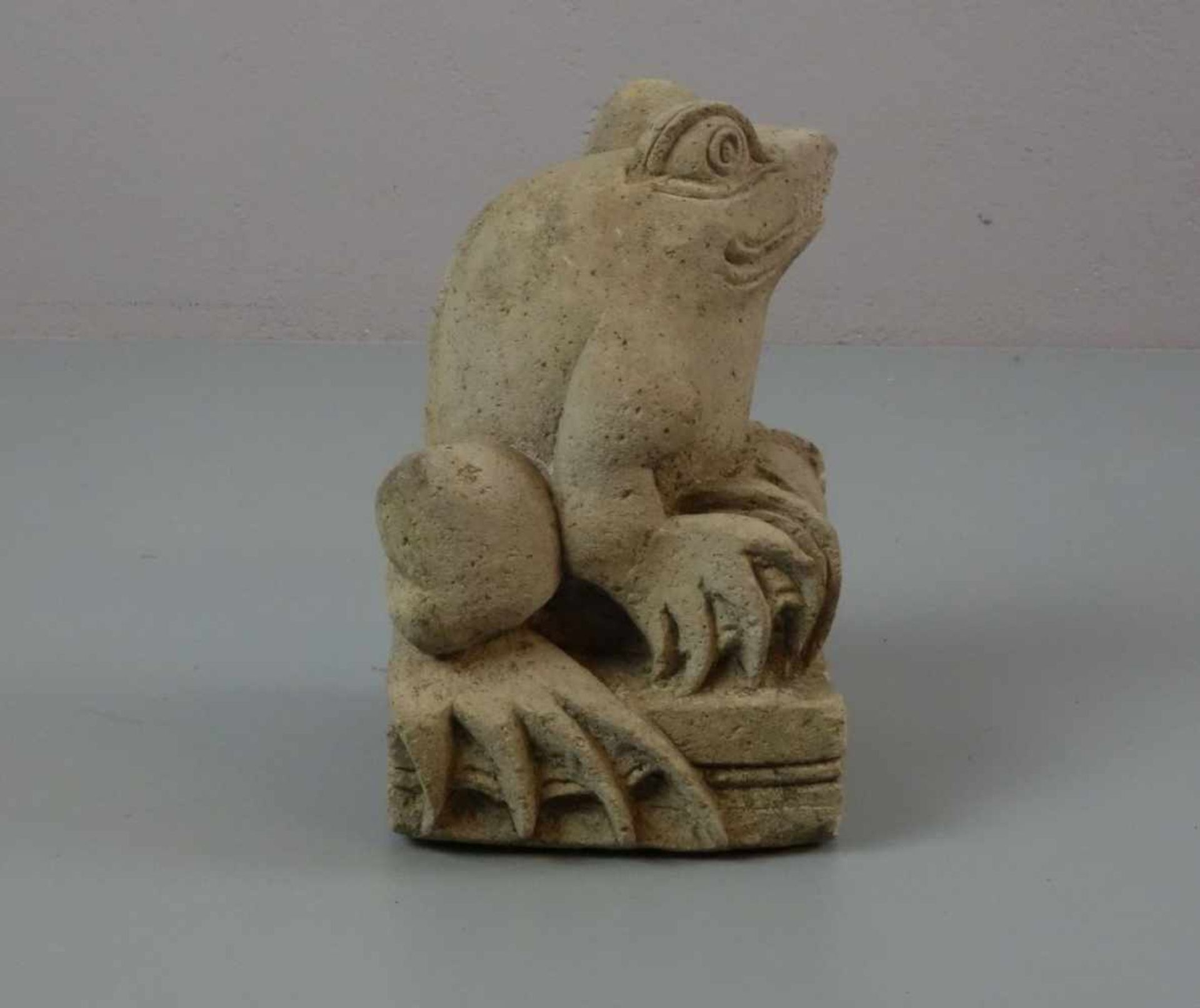 SKULPTUR: "Frosch", Lavastein, Bali, 20. Jh.. Auf profiliertem Karreestand in leichter - Image 4 of 4