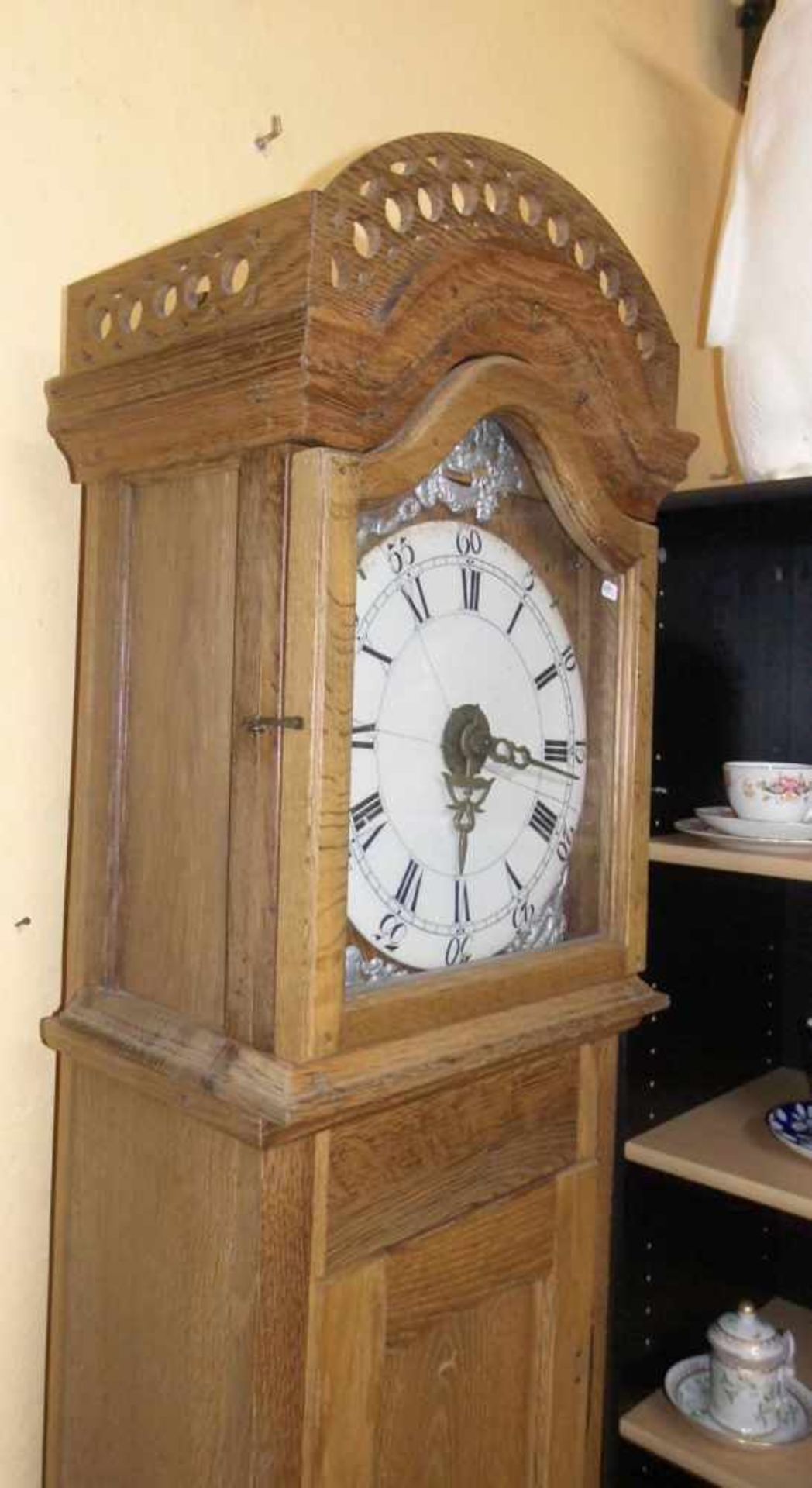 STANDUHR / longcase clock, 2. Hälfte 19. Jh.; Eichengehäuse im dreizonigen Aufbau. Pendelkasten - Image 2 of 4