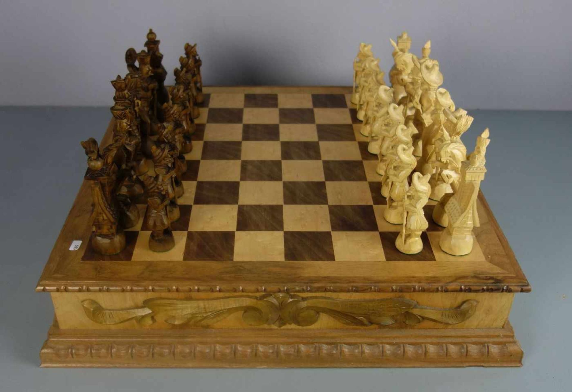 SCHACHSPIEL / chess game, Holz, geschnitzt, 2. Hälfte 20. Jh.; Spielfeld aus Nussbaum und - Bild 3 aus 6