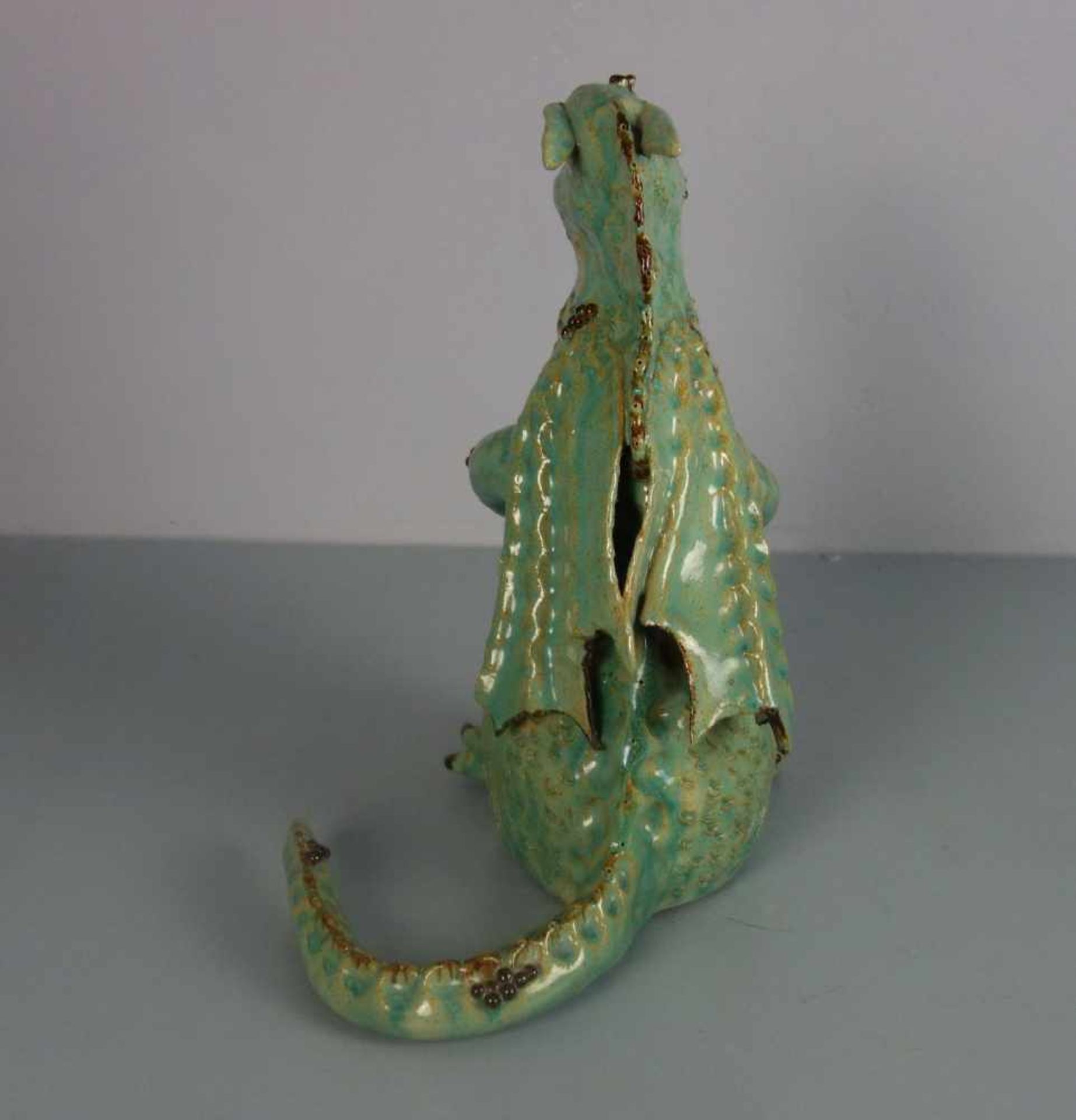 KERAMIK - SKULPTUR: "Drache" / ceramics: "dragon", Keramik, heller Scherben, grün, braun und rot - Bild 4 aus 5