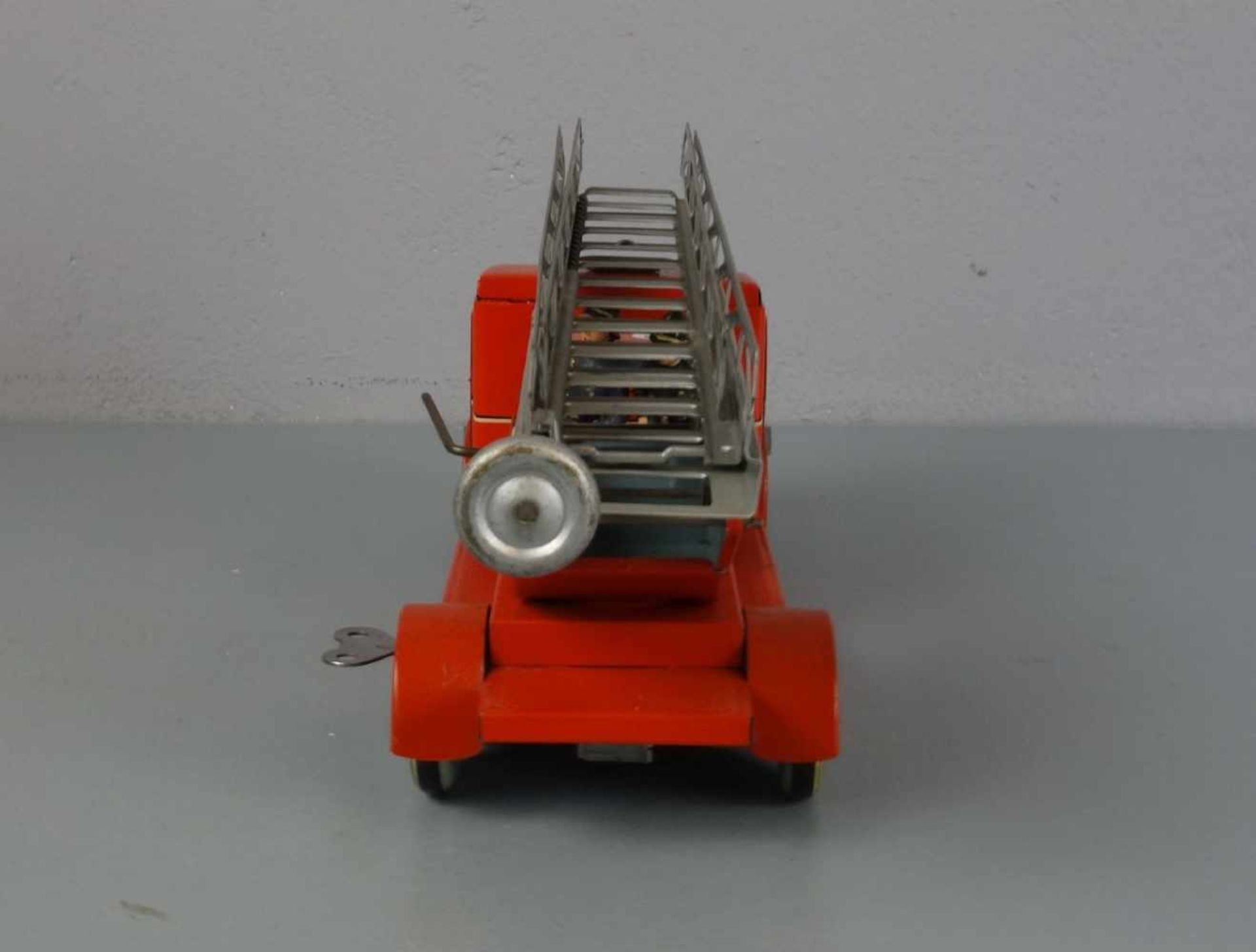 BLECHSPIELZEUG / SPIELZEUGAUTO : Feuerwehrauto mit Drehleiter - TCO-010 / tin toy fire car, 1950er - Bild 4 aus 4