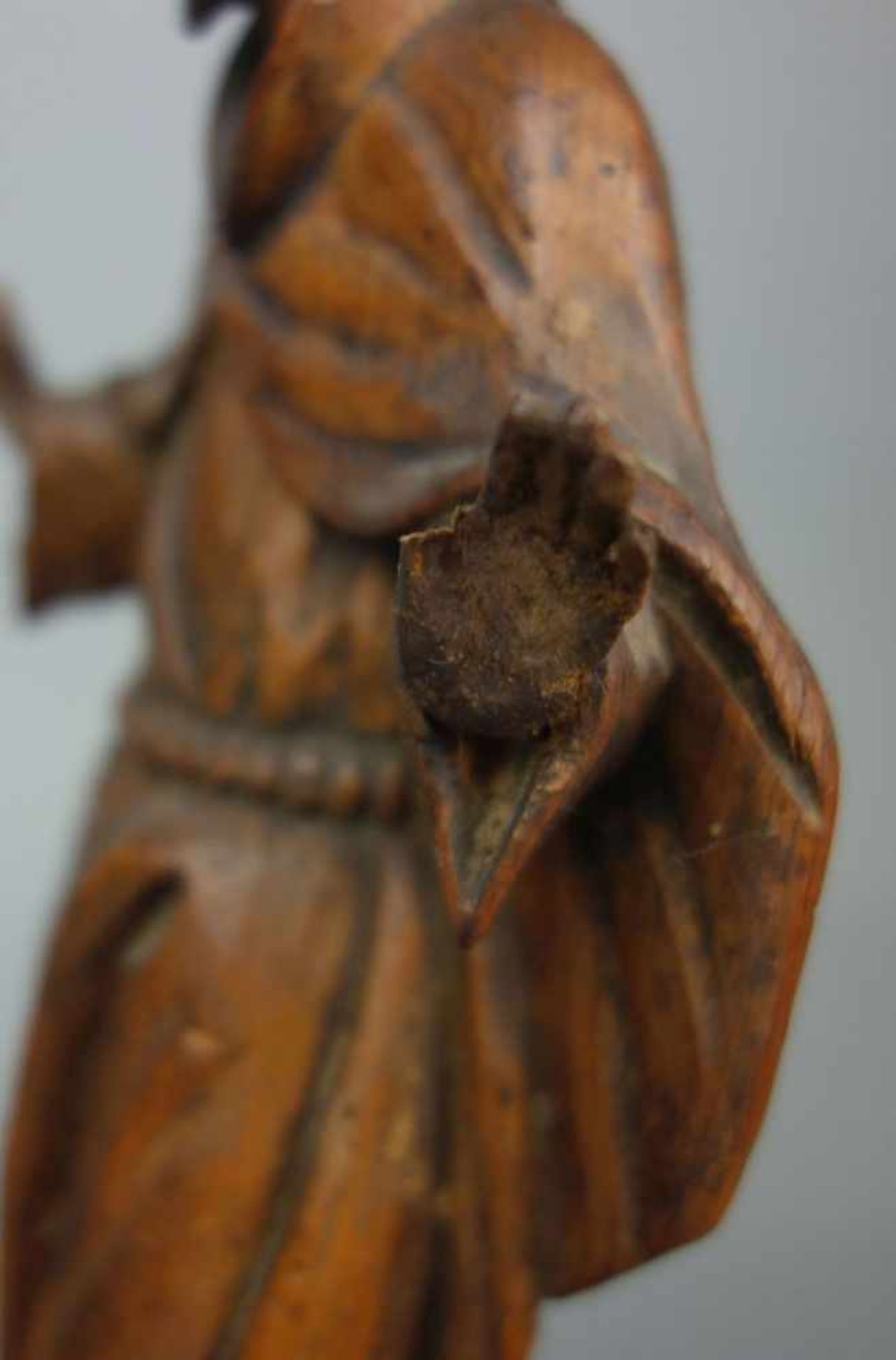 HEILIGENFIGUR: MÄNNLICHER HEILIGER / MÖNCH (Hl. Franziskus?), Holz, dreiansichtig geschnitzt und - Bild 6 aus 10