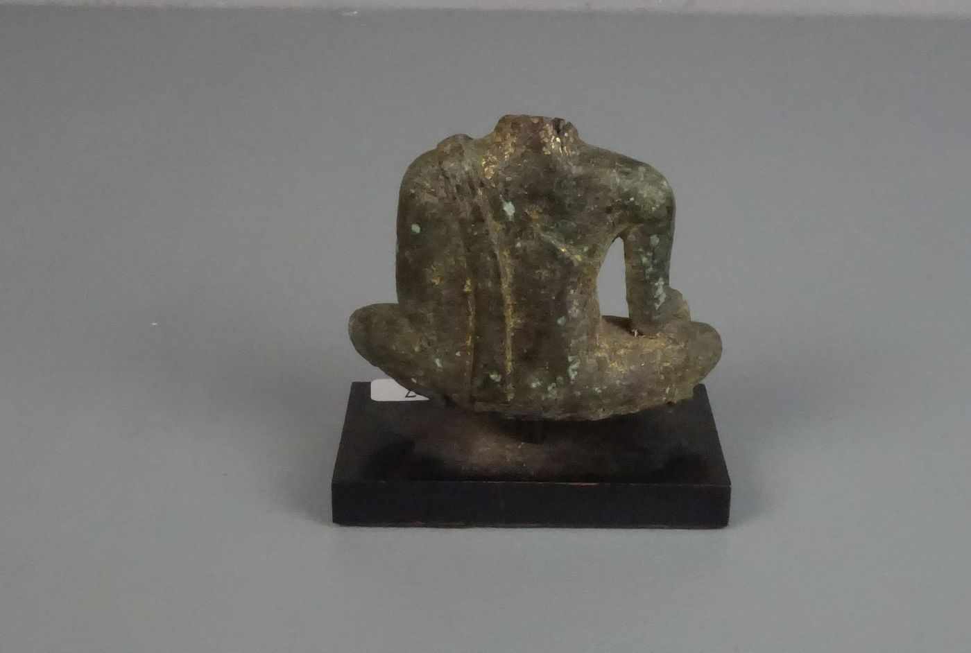 SKULPTUR: "Buddha" / Torso, Bronze, grün patiniert mit Vergoldungsresten, montiert auf Postament, - Image 3 of 4