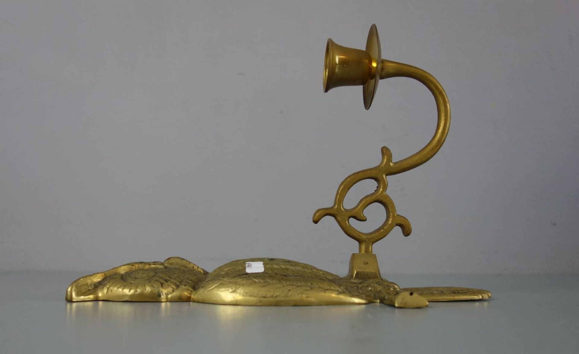 FIGÜRLICHER BLAKER / WANDLEUCHTER "Eule", Bronze - Gelbguss, stilisiert gearbeitet als Hochrelief - Image 2 of 2