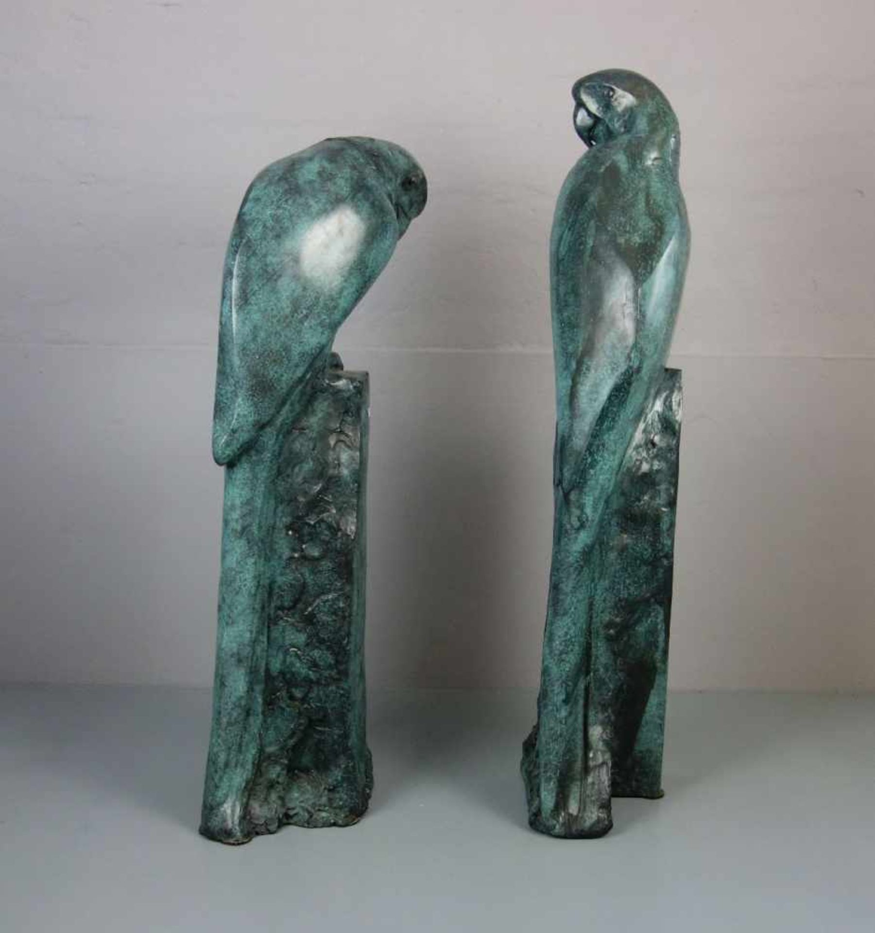 ANONYMUS (Bildhauer / Animalier des 20. Jh.), Skulpturenpaar / sculptures: "Papageien / Aras", - Bild 4 aus 4