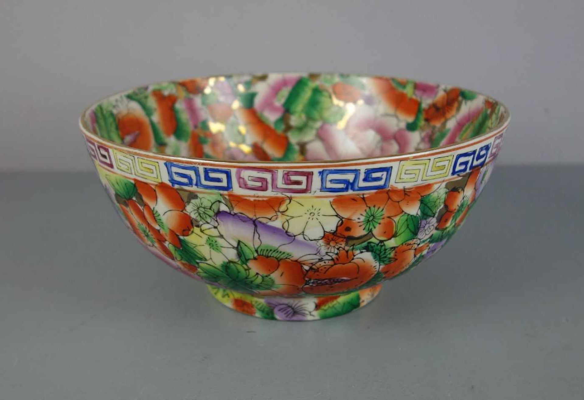 CHINESISCHE SCHALE / chinese bowl, Porzellan, ungemarkt. Schwerer Scherben, tief gemuldete Form