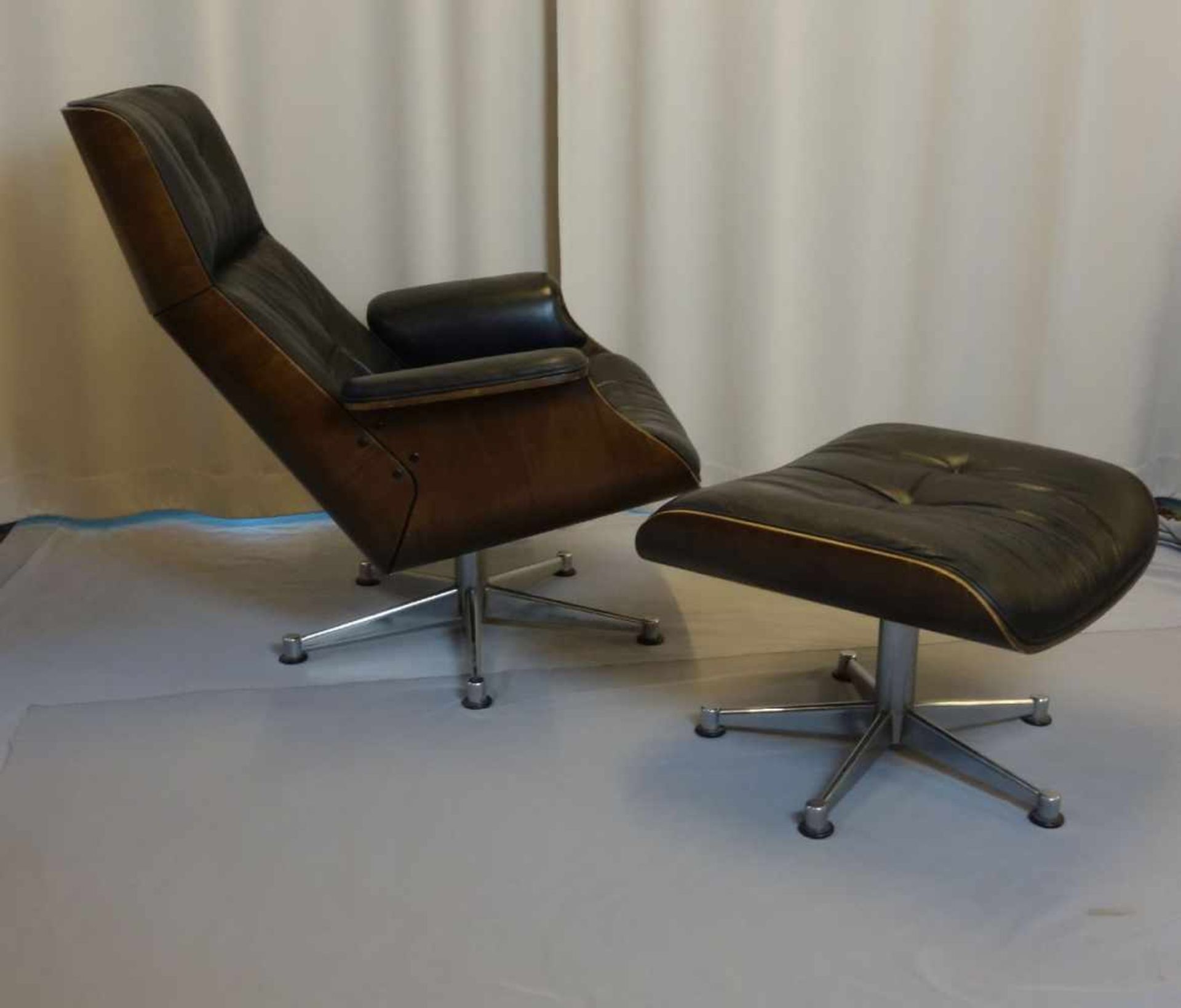 LOUNGE CHAIR UND OTTOMAN, ungemarkt, Ausführung um 1970. Replica nach dem Entwurf von CHARLES UND - Image 2 of 9