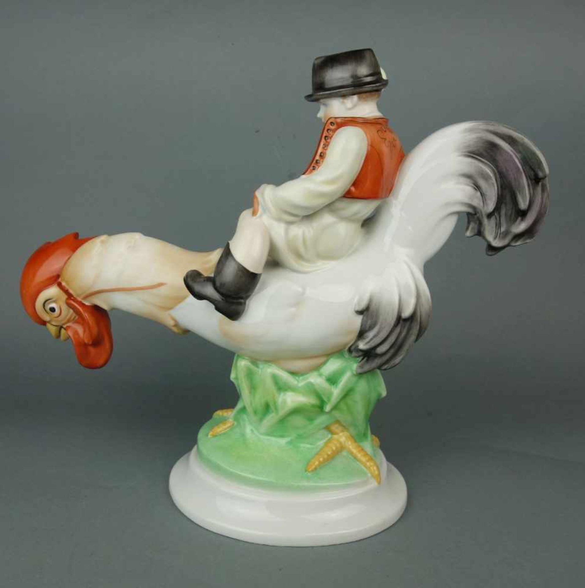 PORZELLANFIGUR / porcelain figure: "Hahnreiter", Manufaktur Herend / Ungarn, Modellnummer 5457. - Bild 4 aus 7