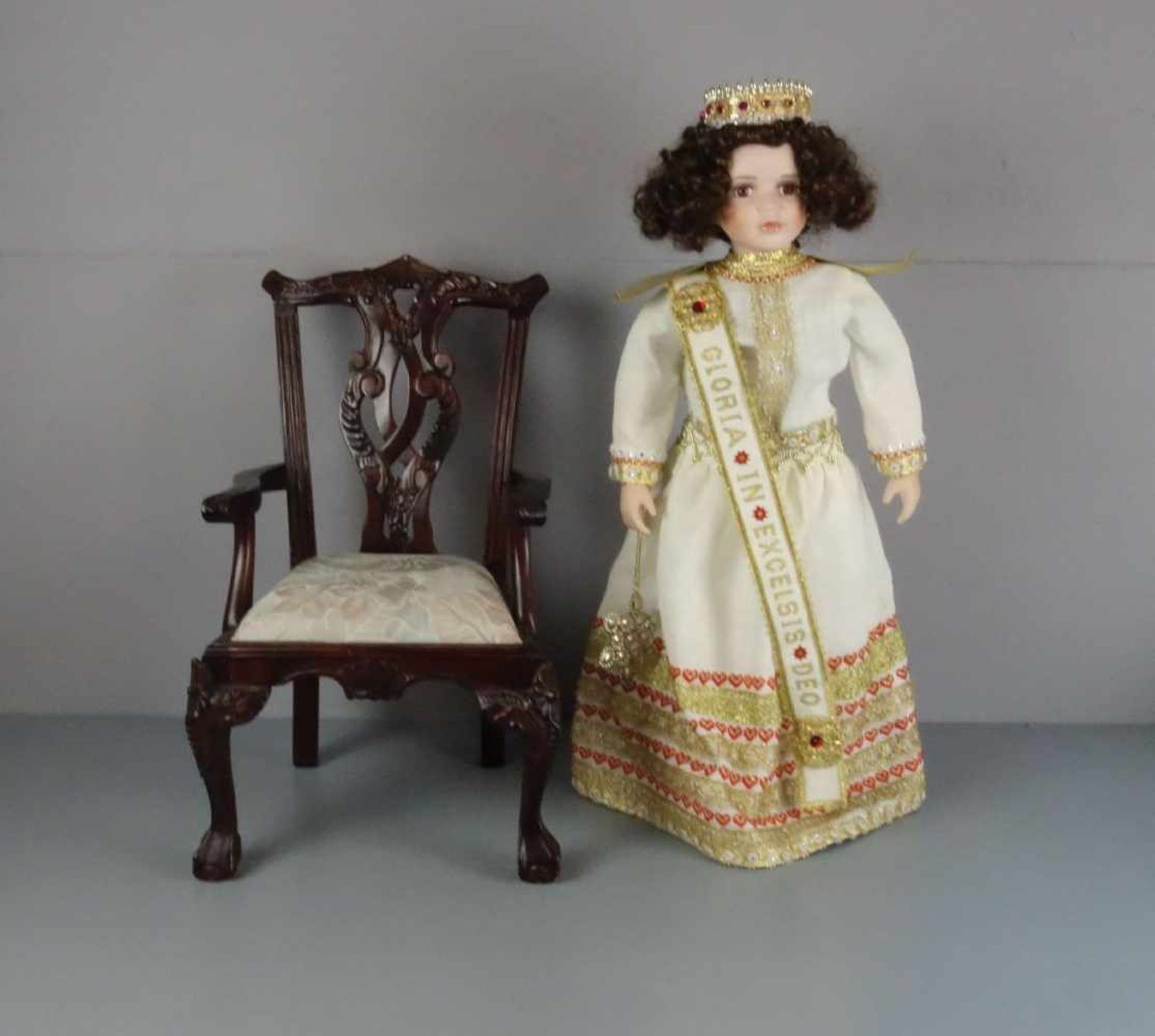 KÜNSTLERPUPPE "WEIKE" MIT PUPPENSTUHL / doll with a chair, 20. Jh., Puppen-Kind / Künstlerpuppe "