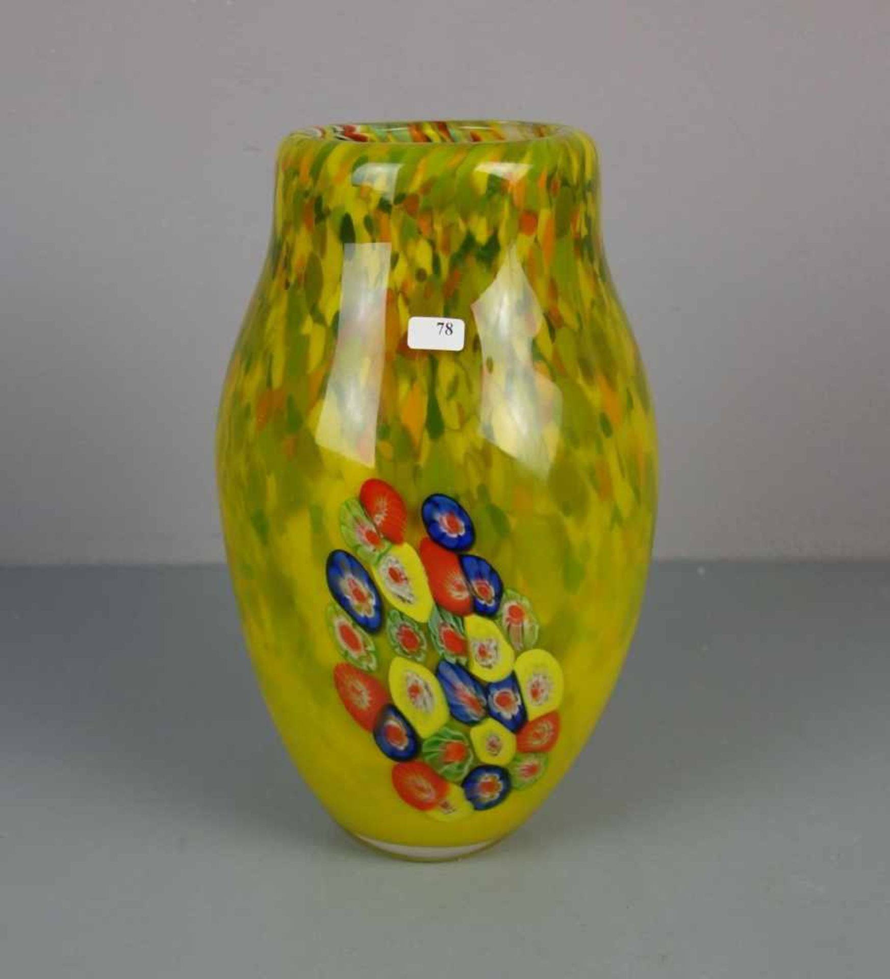 MURANO - GLAS - VASE "Mille fiori", Klarglas mit gelbem Unterfang, Farbeinschmelzungen und an den