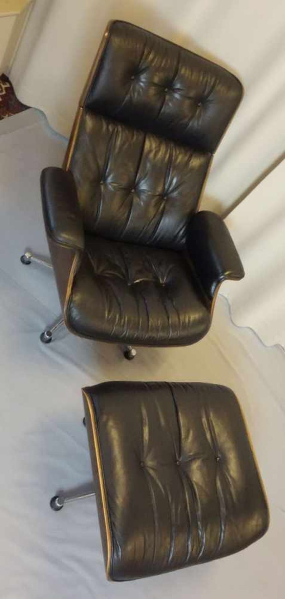 LOUNGE CHAIR UND OTTOMAN, ungemarkt, Ausführung um 1970. Replica nach dem Entwurf von CHARLES UND - Bild 5 aus 9