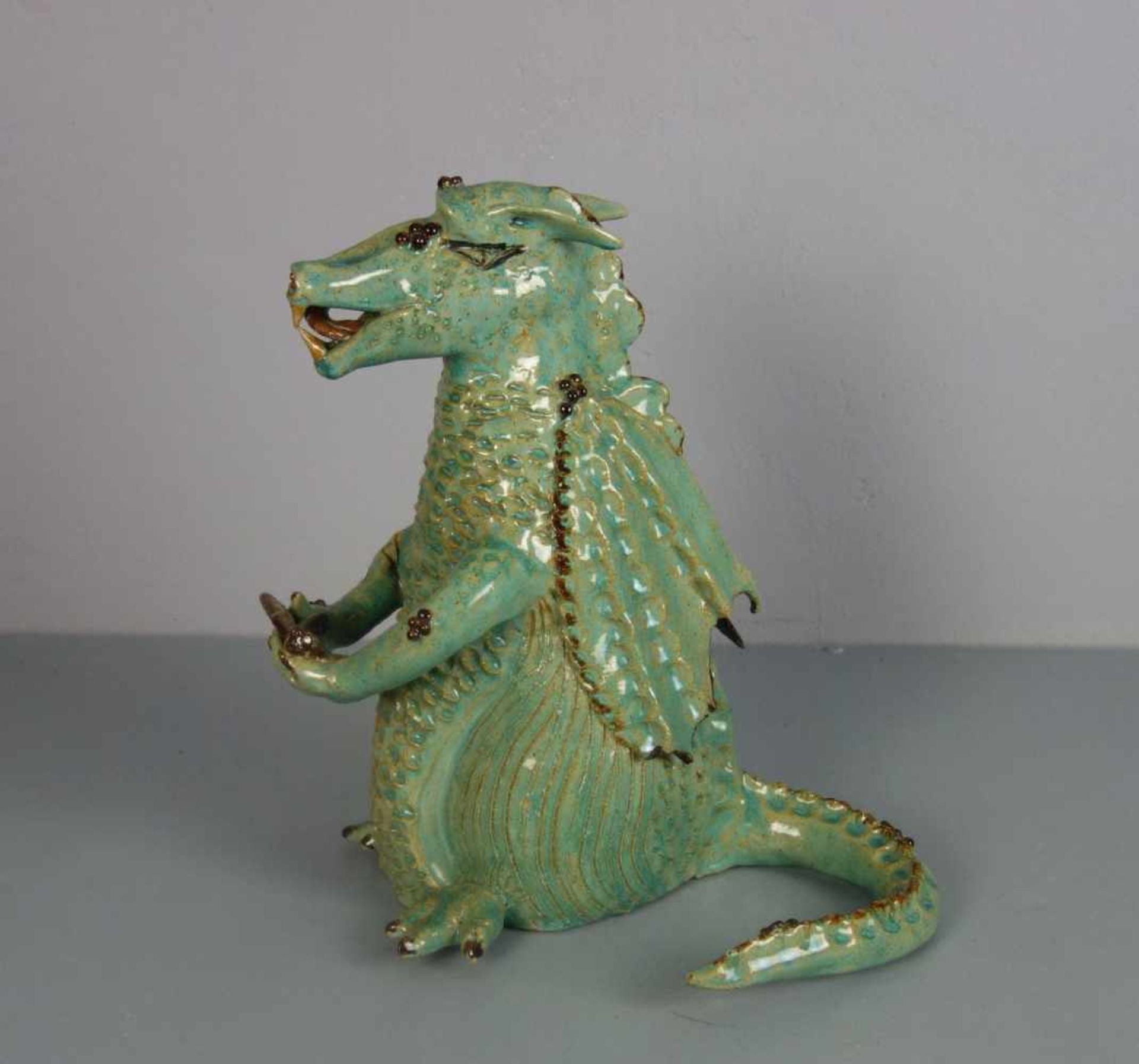 KERAMIK - SKULPTUR: "Drache" / ceramics: "dragon", Keramik, heller Scherben, grün, braun und rot - Bild 2 aus 5