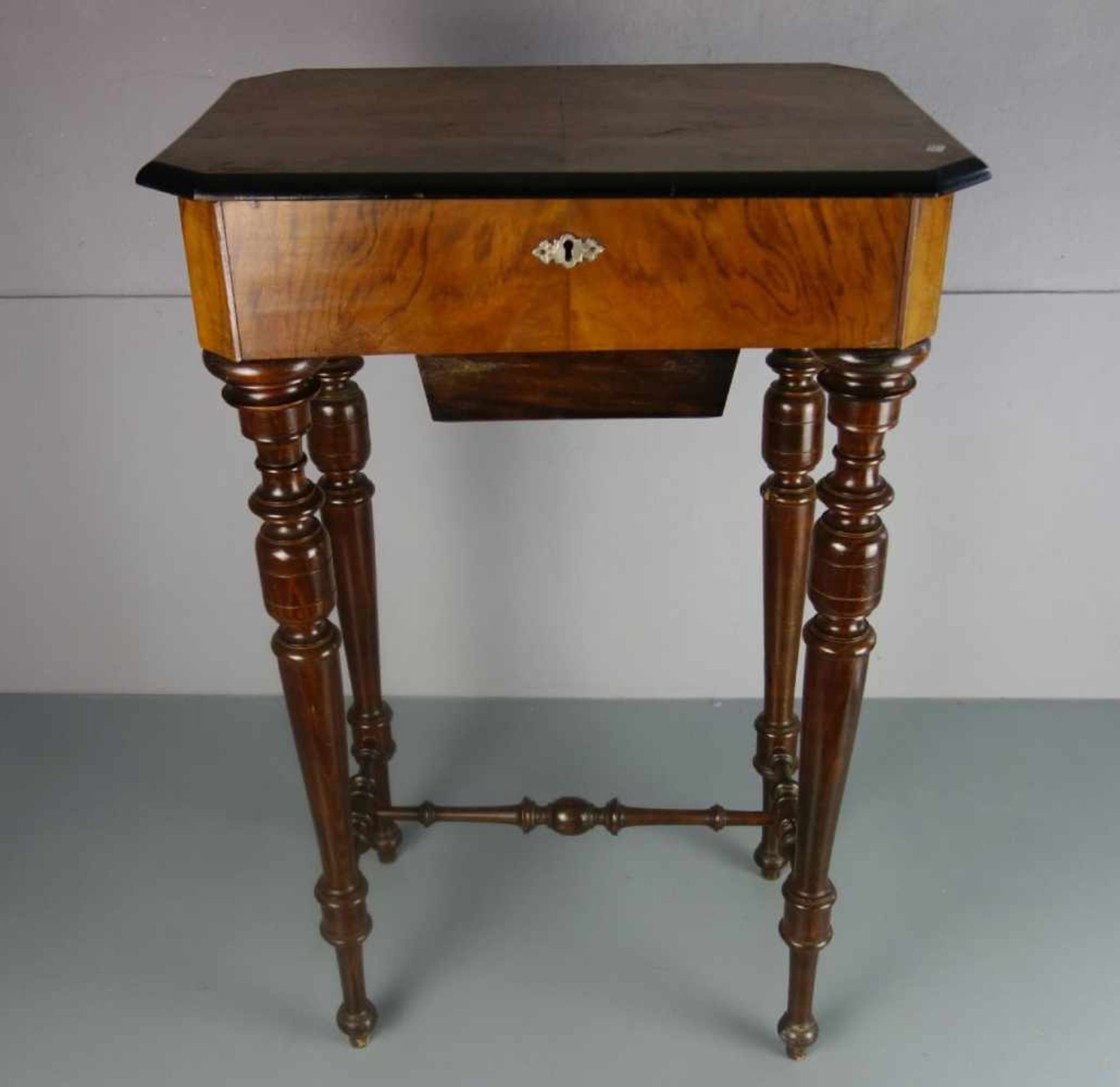 NÄHTISCH / sewing table, um 1900. Dunkel lasierte Buche, Nussbaumfurnier und ebonisierte Partien.