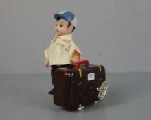 BLECHSPIELZEUG / SPIELZEUGFIGUR : Junge mit Koffer / Kofferträger / tin toy boy with a case, wohl
