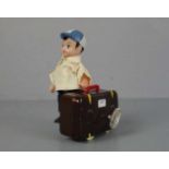 BLECHSPIELZEUG / SPIELZEUGFIGUR : Junge mit Koffer / Kofferträger / tin toy boy with a case, wohl