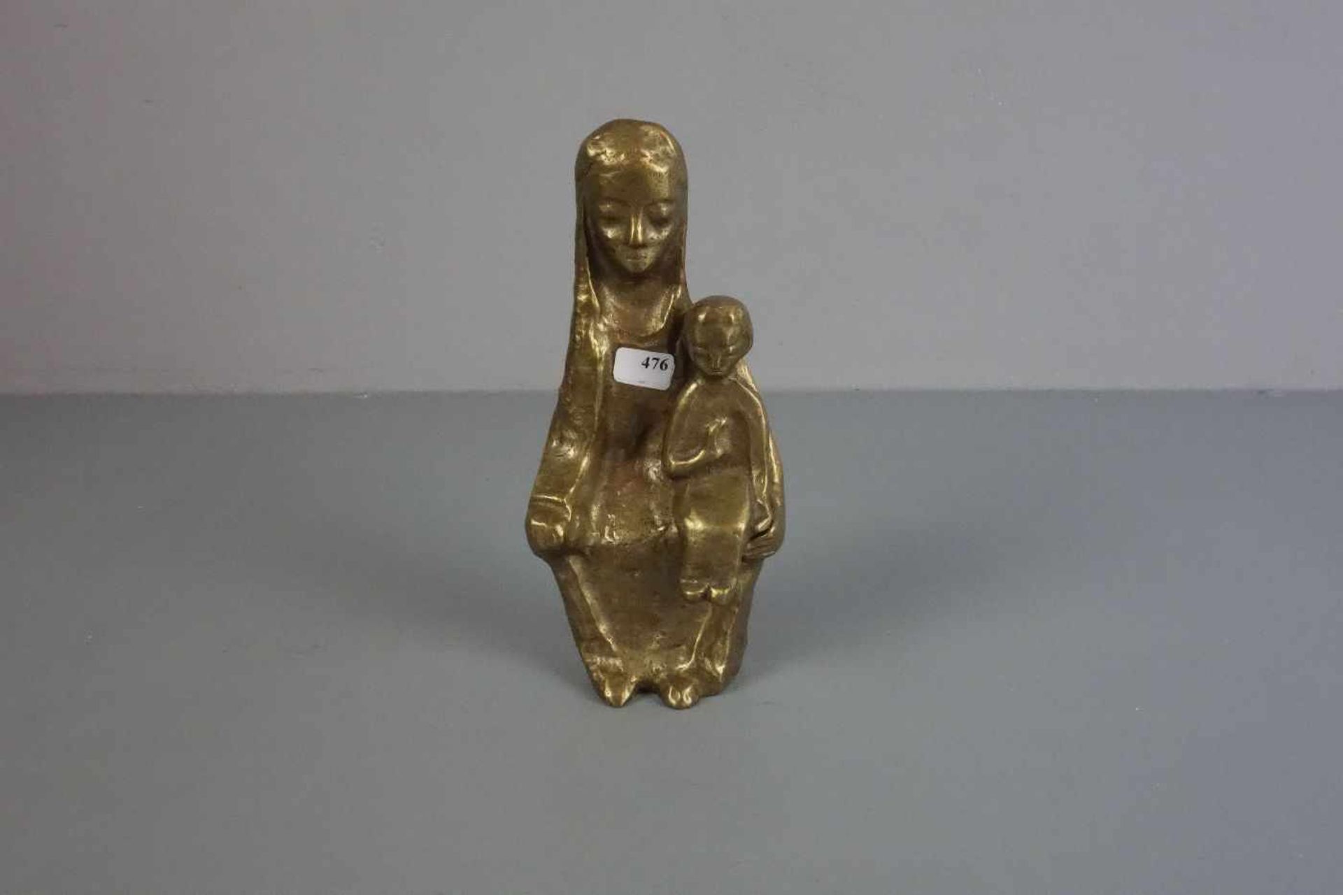 BILDHAUER DES 20. JH., Skulptur / sculpture: "Madonna mit Kind / Maria mit Kind", Bronze, helle