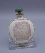 SNUFF-BOTTLE / SCHNUPFTABAK-BEHÄLTER / TABAK-GEFÄSS, China, Porzellan und Stein. Flache Herzform mit