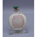 SNUFF-BOTTLE / SCHNUPFTABAK-BEHÄLTER / TABAK-GEFÄSS, China, Porzellan und Stein. Flache Herzform mit